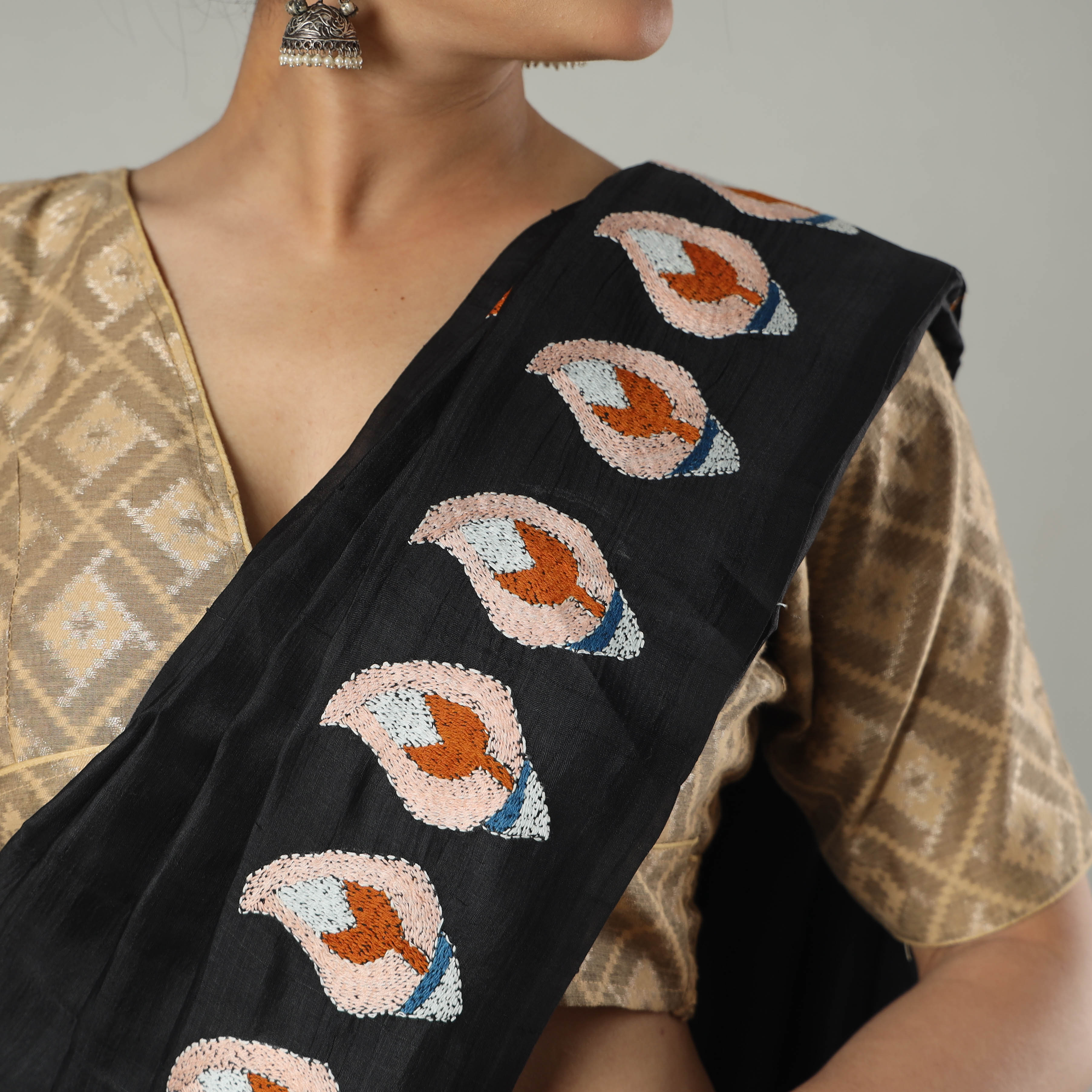 KHUSHBASH - HAPPY LOOM OF EAST Black - Bengal Kantha Embroidery Bishnupuri Silk Handloom Saree - view 3