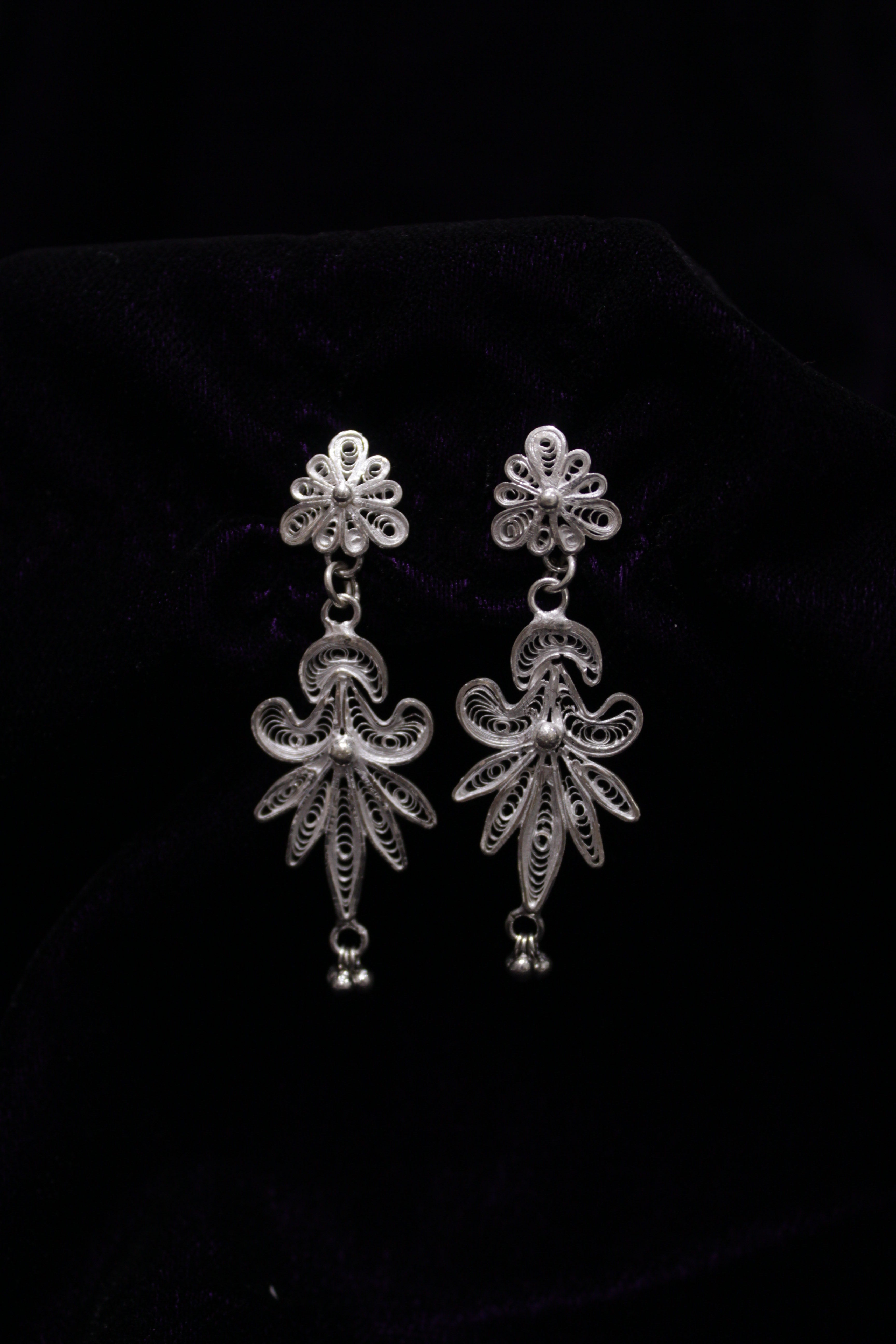 Indianvillez Dancing Tree Silver Filigree Earring - view 2