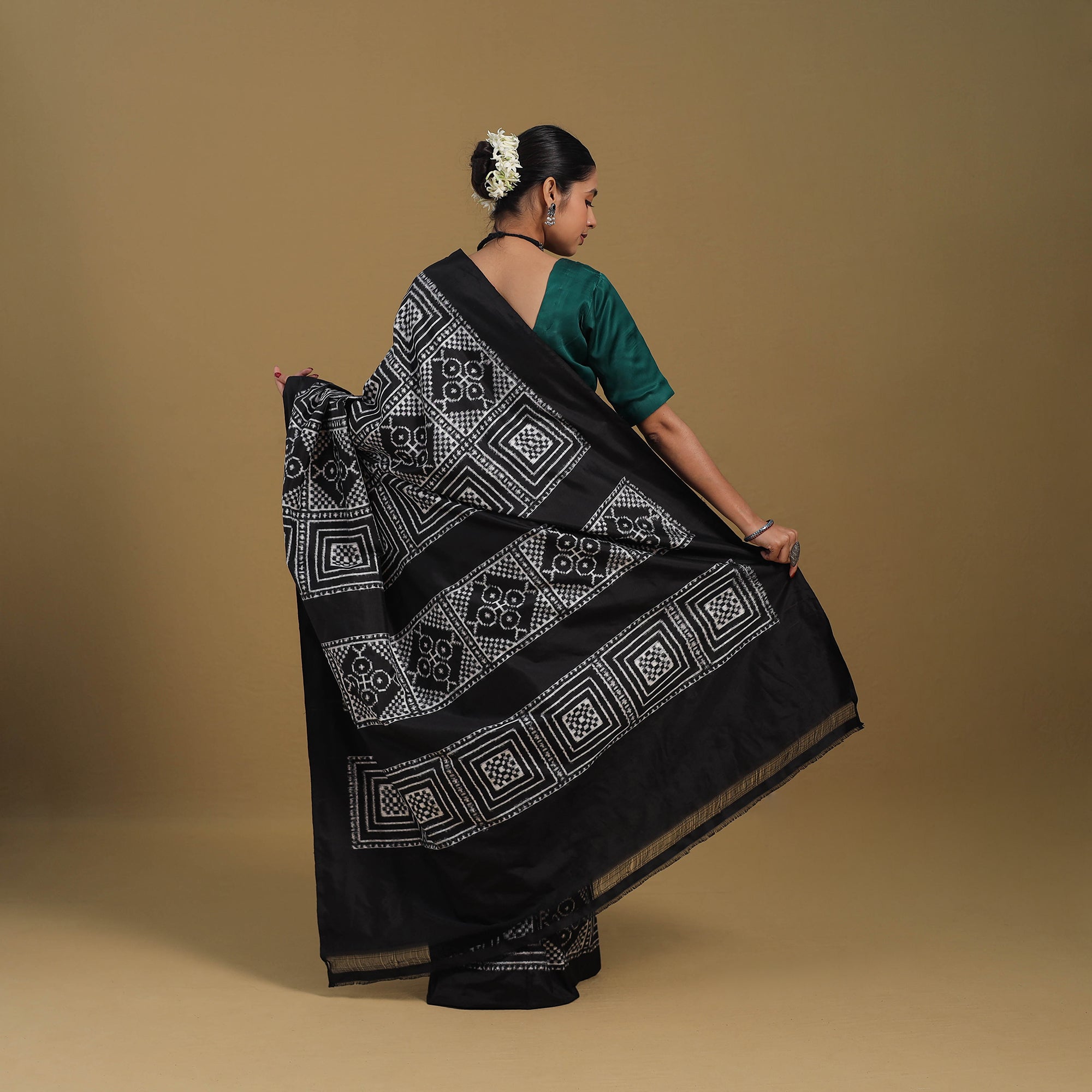 POCHAMPALLY IKAT WEAVES BY GOVARDHAN Black - Handspun Handloom Silk Pochampally Double Ikat Saree 04 - view 2