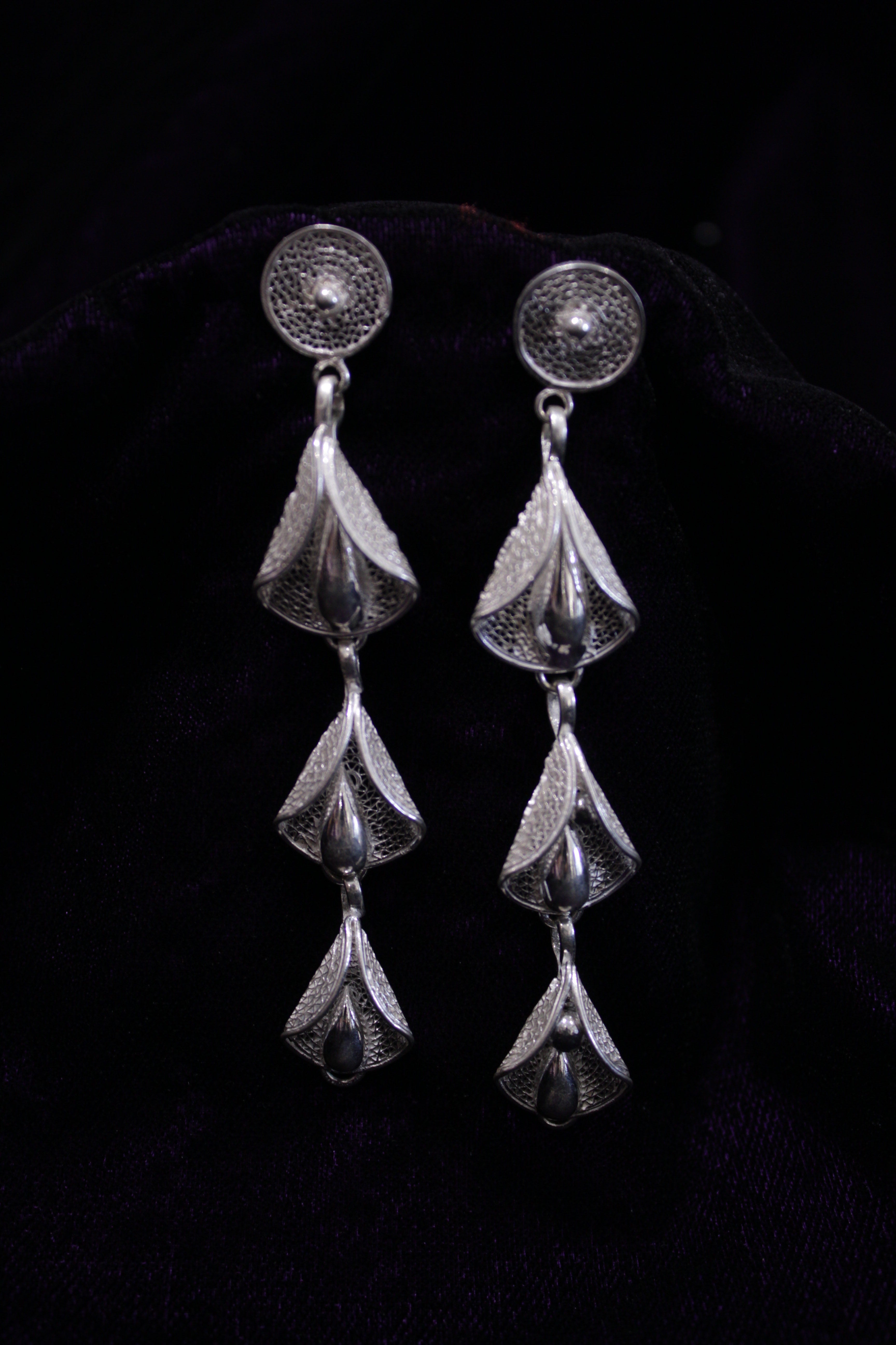 Indianvillez Chain of Bouquet Silver Filigree Earrings