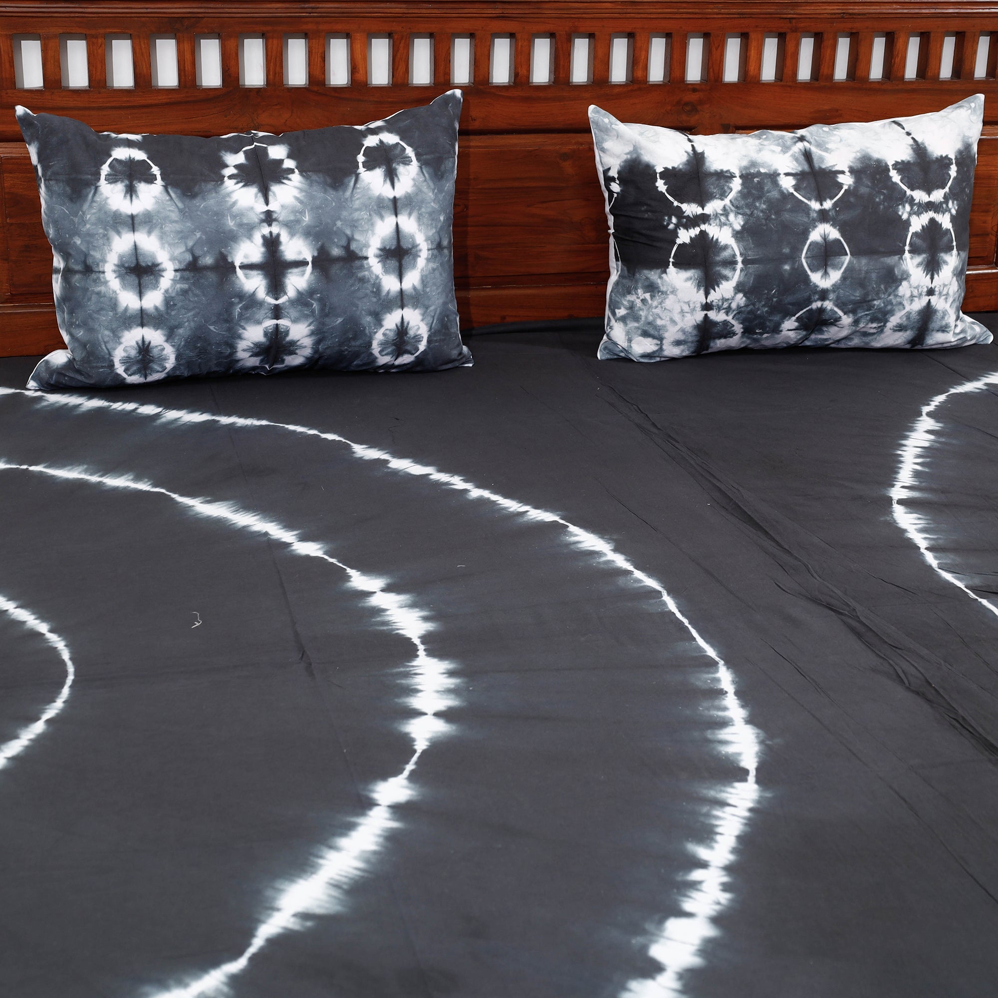 HAVELI CHRONICLES Black - Tie & Dye Cotton Double Shibori Bed Sheet Set - view 2