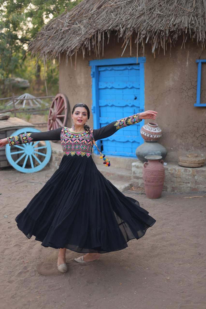Clothsvilla Black Elegant Faux Blooming Gown with Kutchi Gamthi Work - view 5