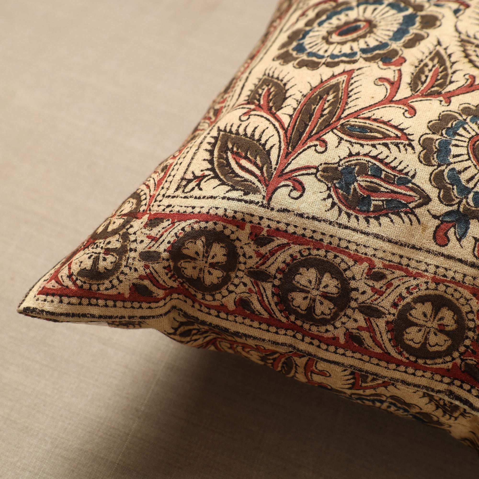 PITCHUKA SRINIVAS KALAMKARI PEDANA Beige - Original Pedana Block Print Cotton Kalamkari Cushion Cover 05 - view 2