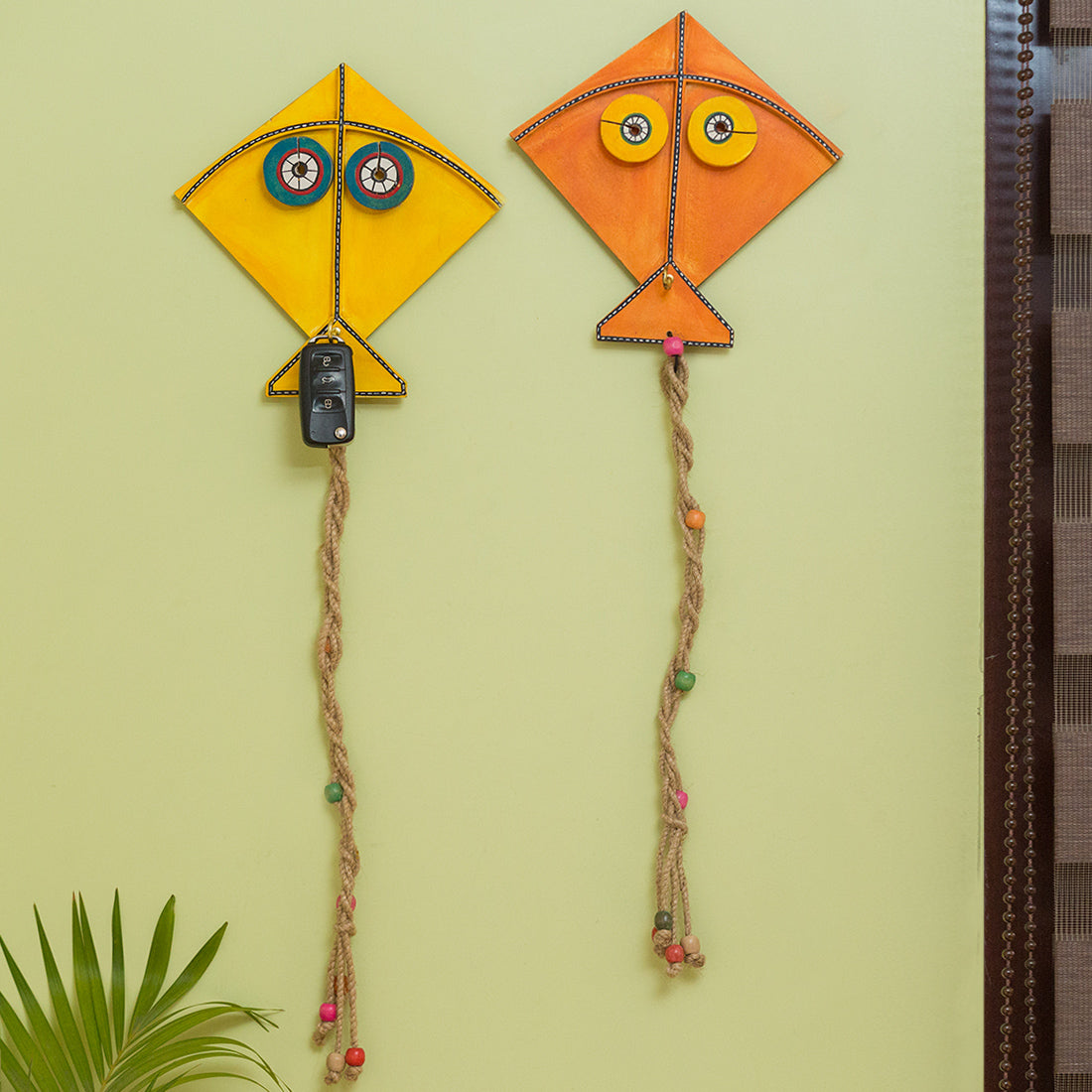 EXCLUSIVELANE 'Kite Pals' Handpainted Wall Décor Hangings In Pine Wood (Set of 2)