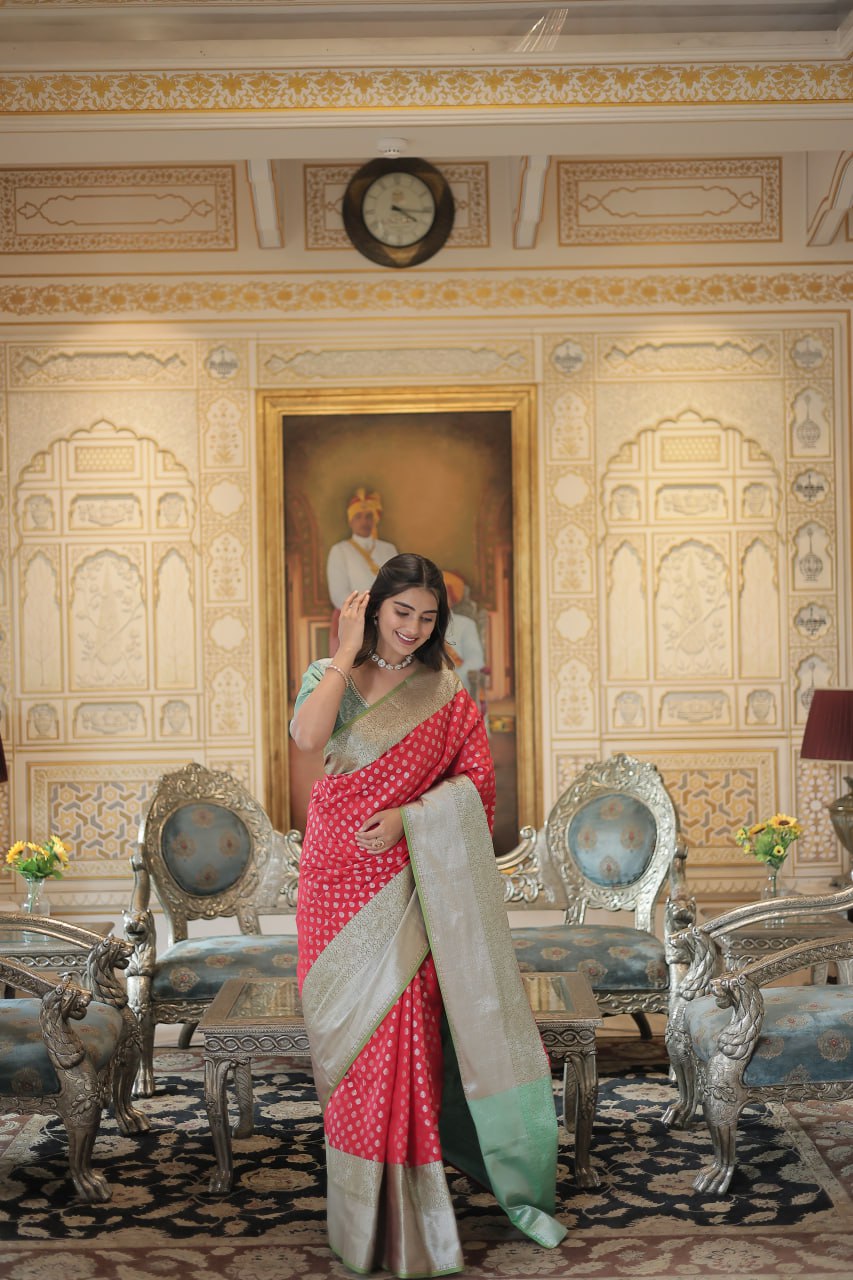 Clothsvilla Red Classic Kanjivaram Silk Saree with Zari Weaving - view 3