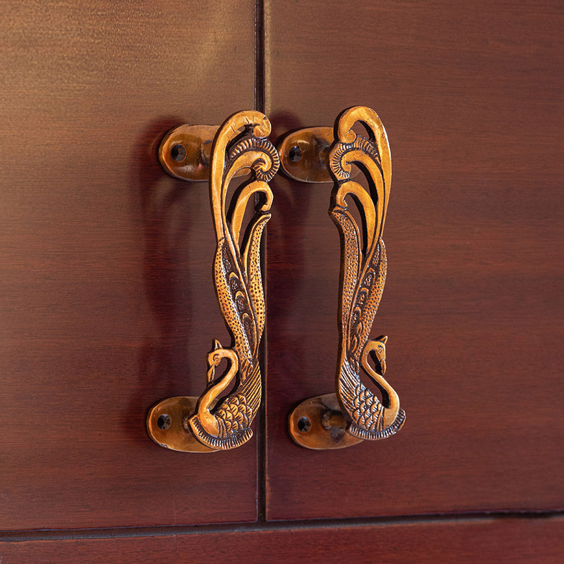 EXCLUSIVELANE 'Beautiful Peacock Pair' Hand-Etched Carved Door Handle In Brass