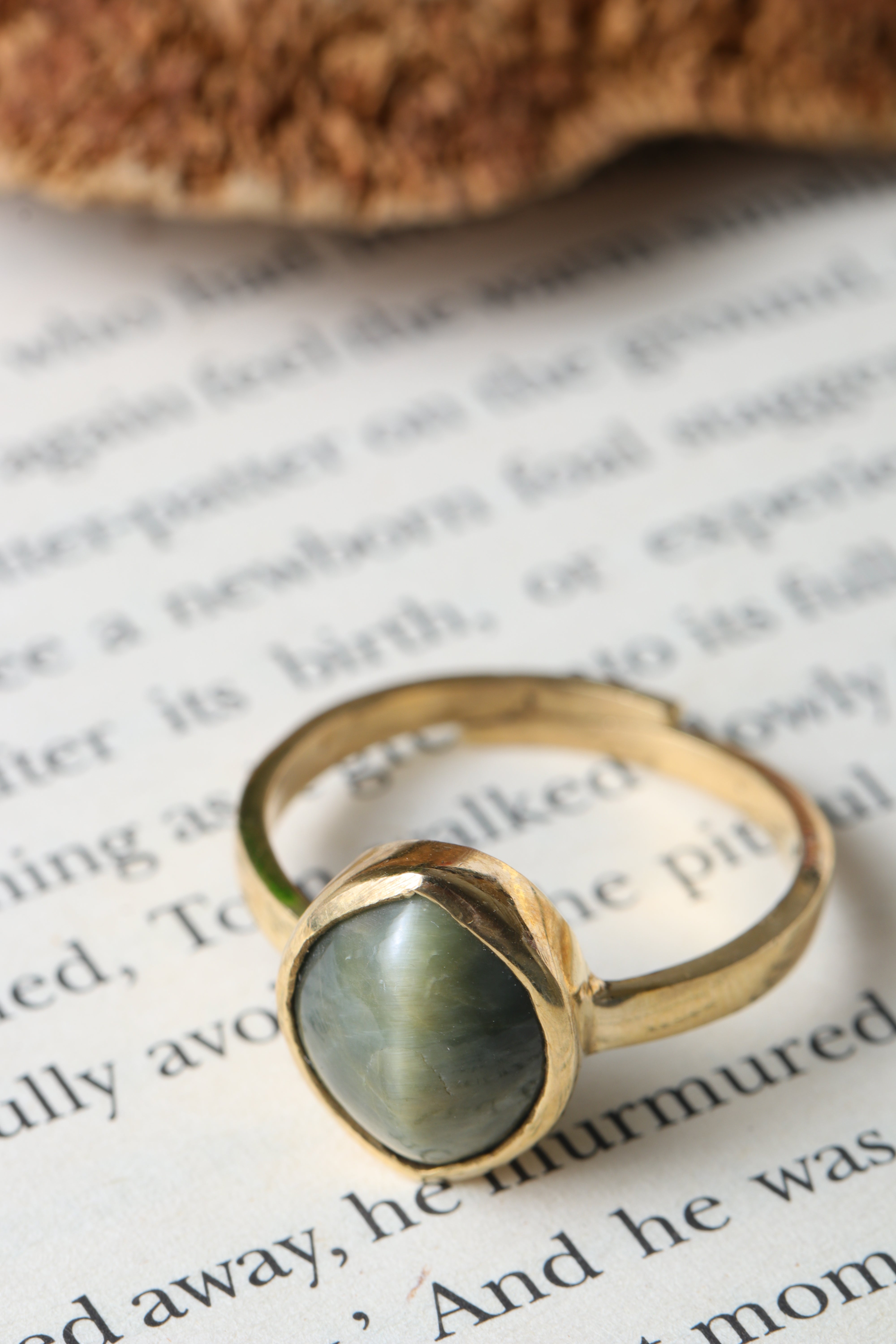 Eye lehsuniya ring – Studio Vaidik Cats eye/ Lehsuniya Ring 7.25 ratti