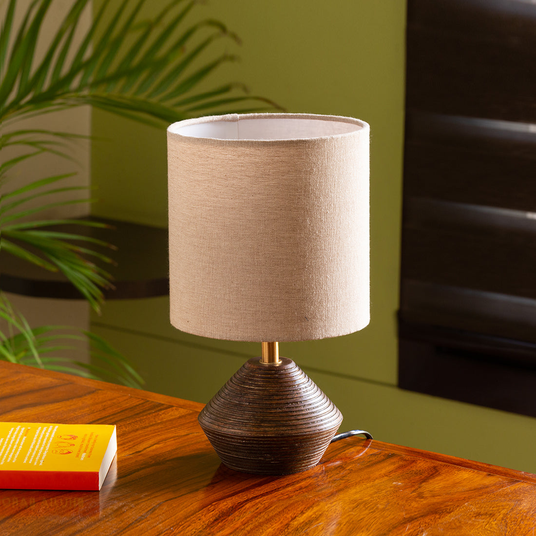 EXCLUSIVELANE 'Pot-Belly' Hand Carved Table Lamp In Mango Wood (14 Inch)