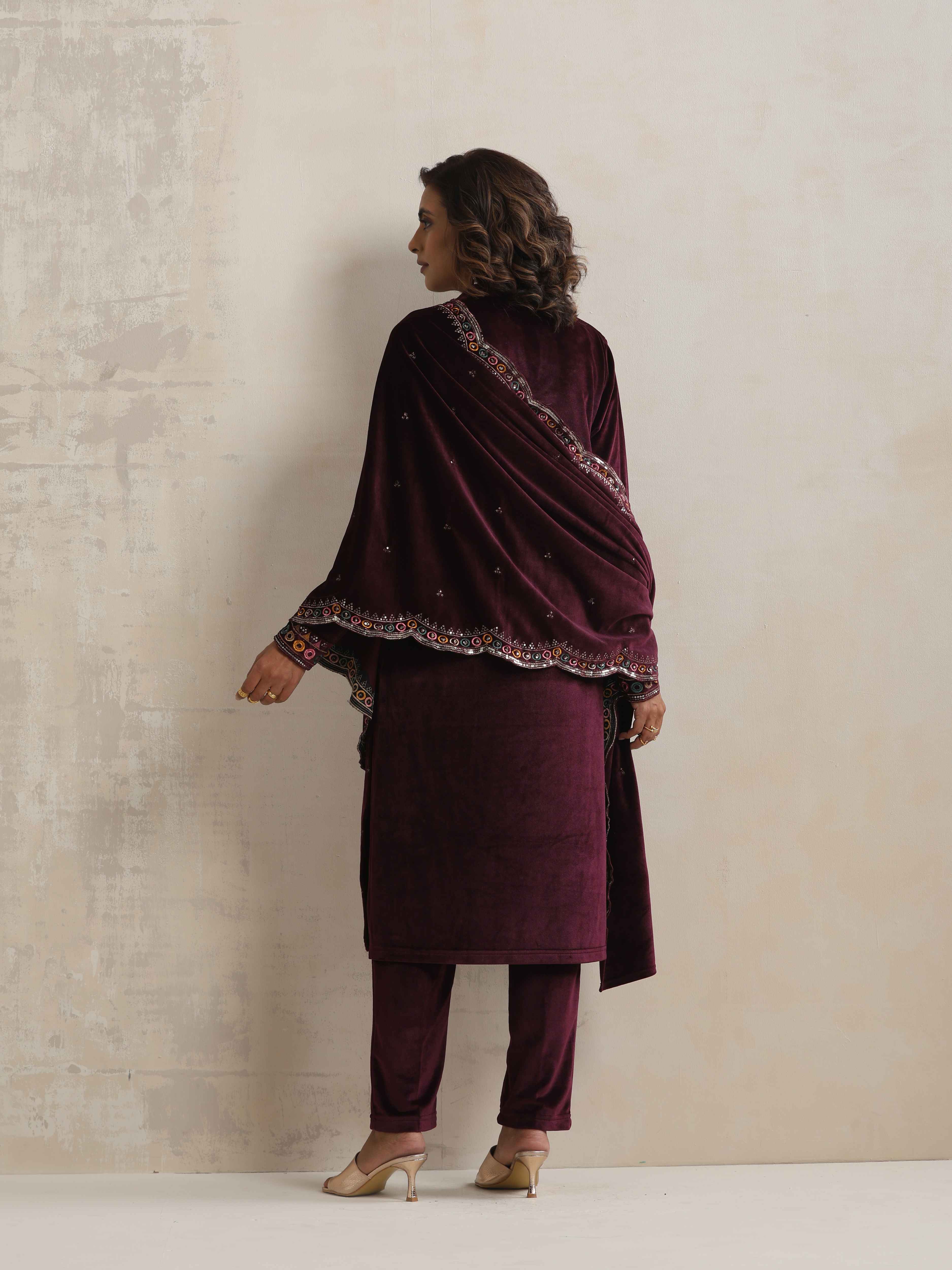 trueBrowns Purple Velvet Geometric Embroidered Kurta Pant Dupatta Set - view 8
