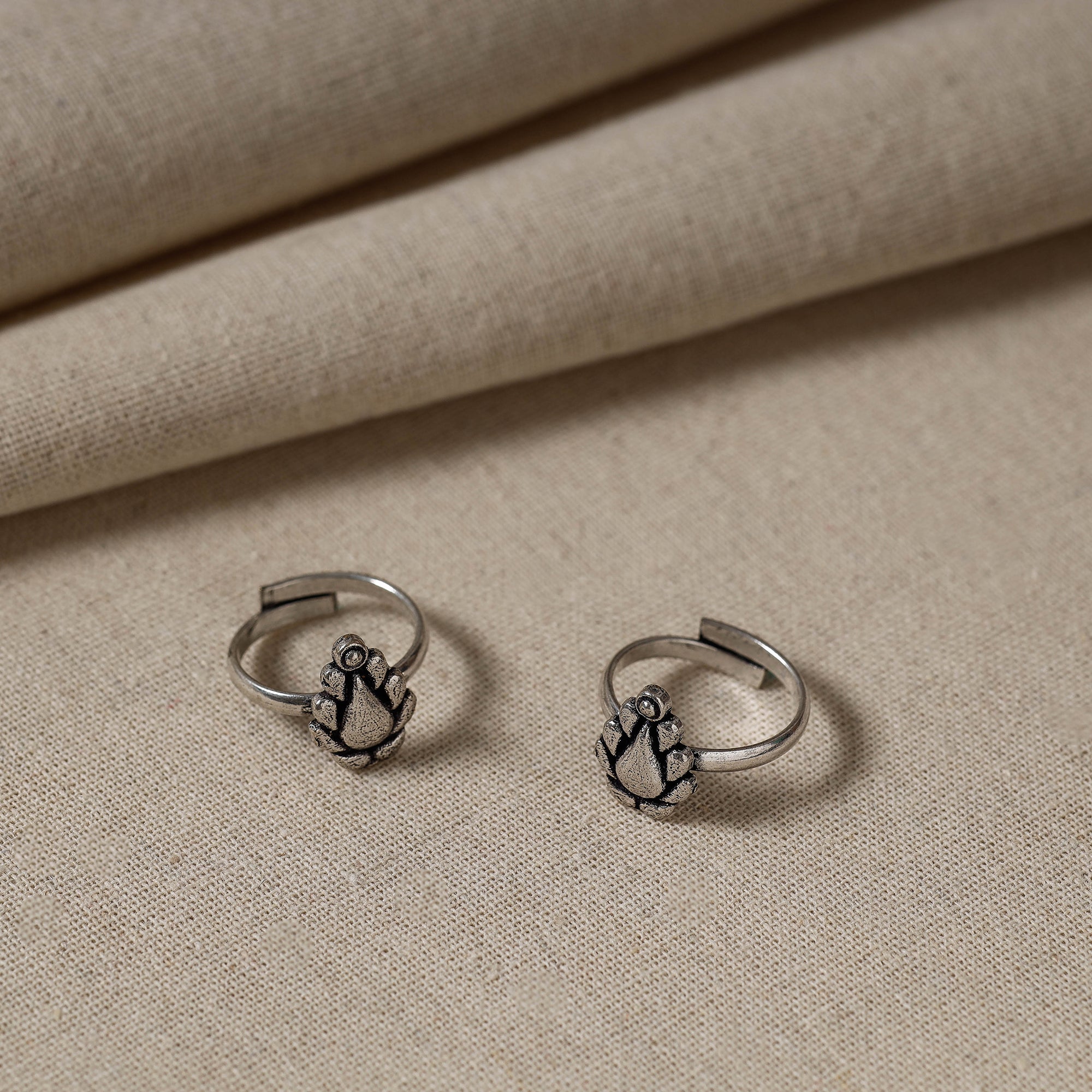 WHITE RIVER STORIES Antique Silver Finish Oxidised Brass Base Toe Ring (Adjustable)