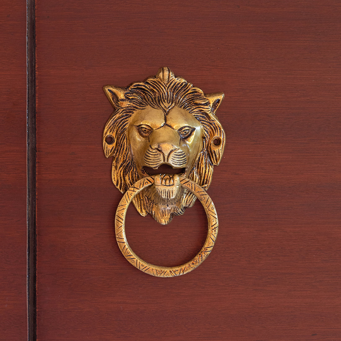 EXCLUSIVELANE 'Lion Laurels' Hand-Etched Cavred Door Knocker In Brass