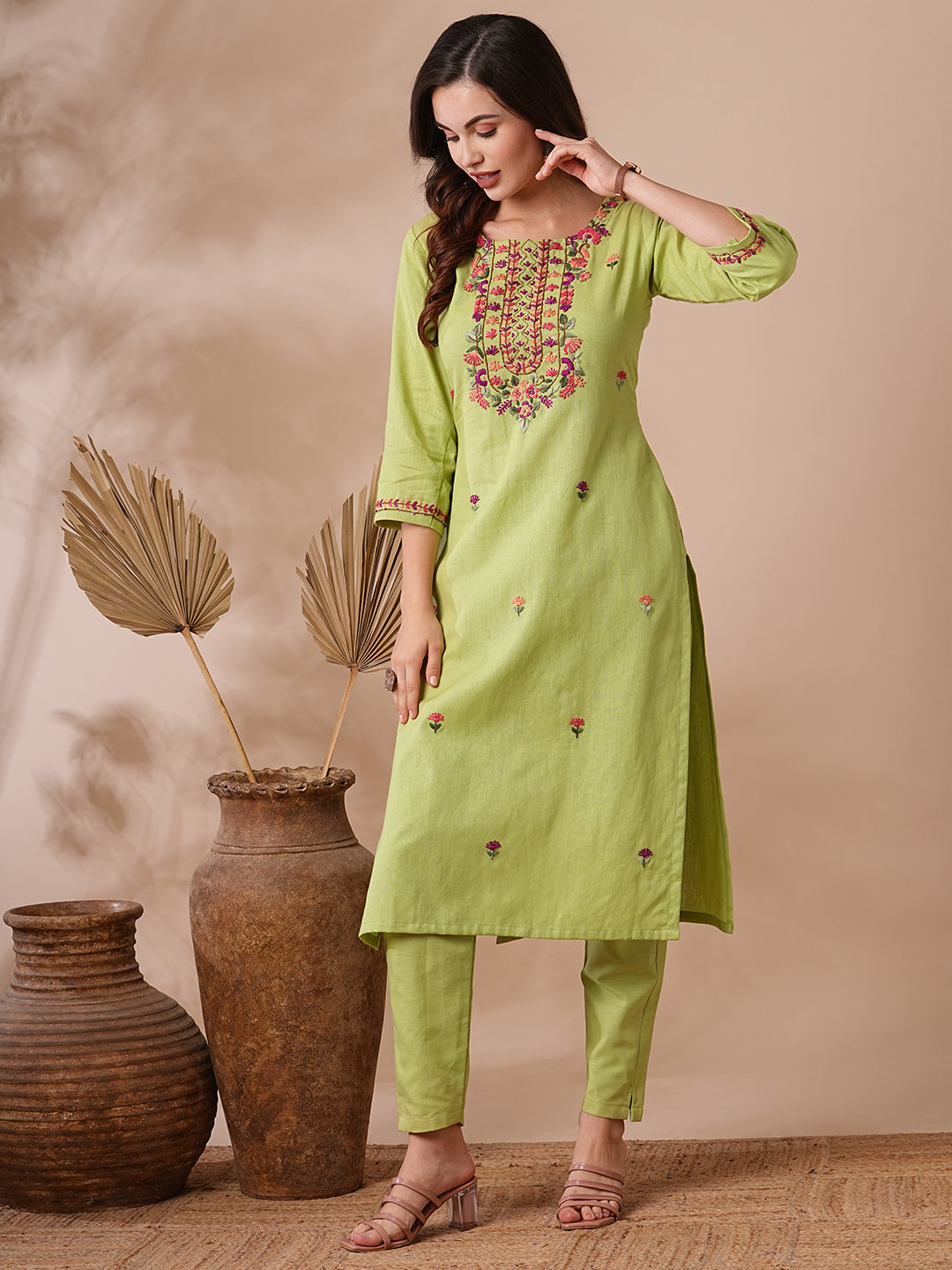 Fashor Solid Floral Hand & Embroidered Straight Kurta with Pant - Green