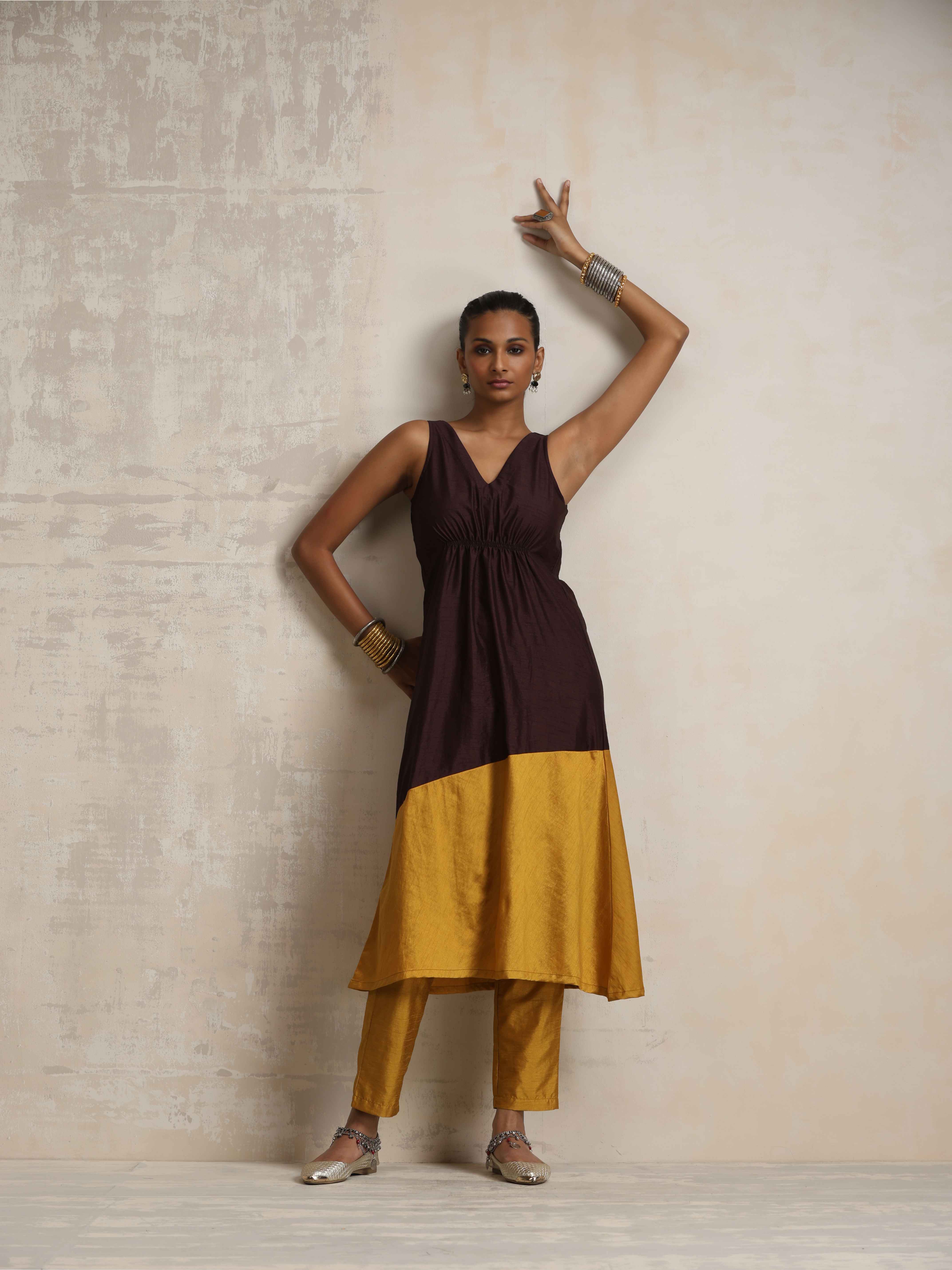 trueBrowns Cola Silk Kurta Set - view 3
