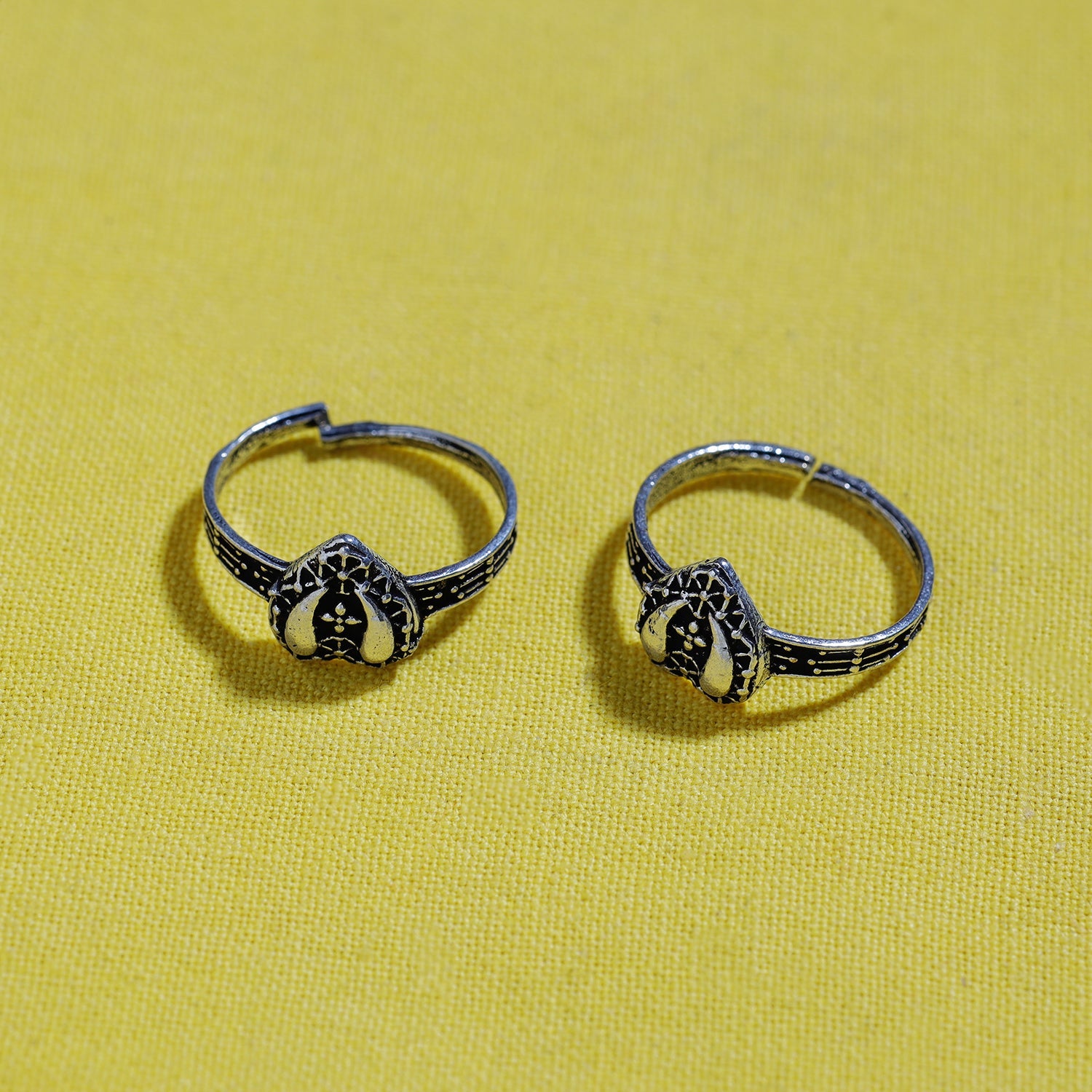 WHITE RIVER STORIES Antique Silver Finish Oxidised Brass Base Toe Ring (Adjustable)