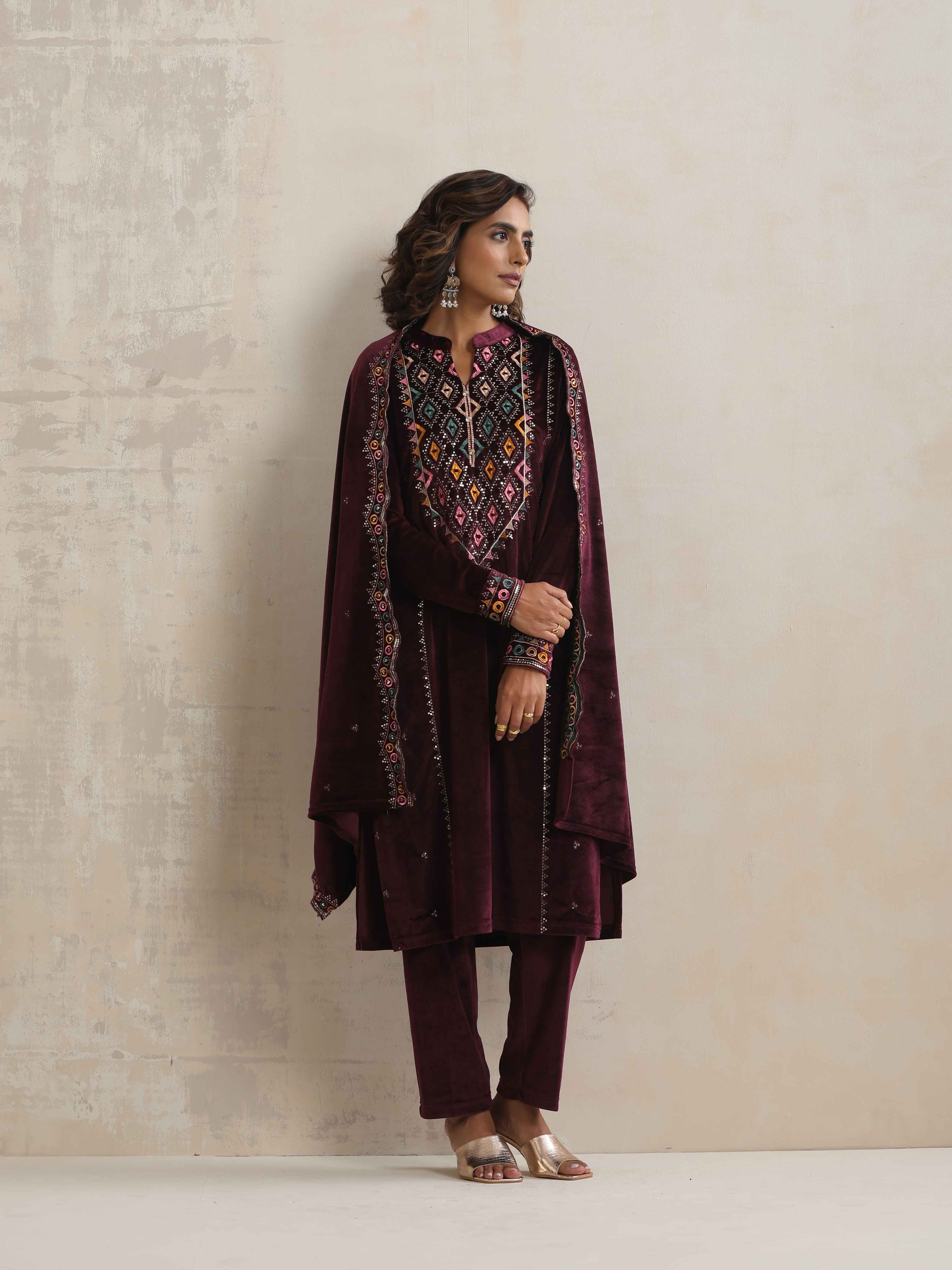 trueBrowns Purple Velvet Geometric Embroidered Kurta Pant Dupatta Set - view 3