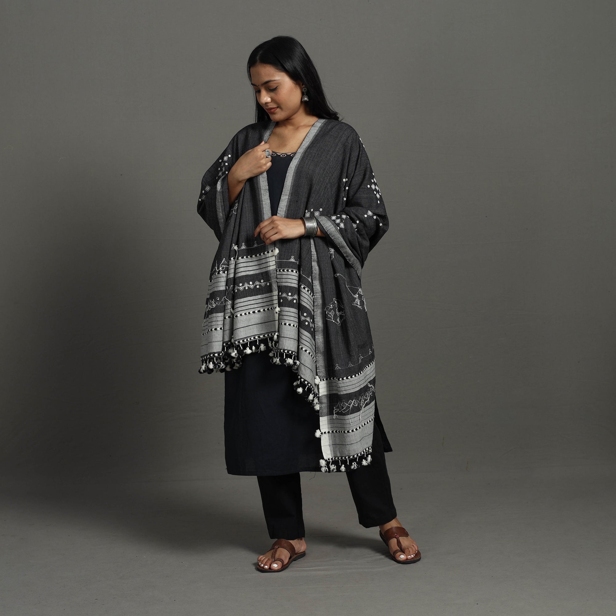 KACHCHH JI CHHAAP Black - Kutch Bhujodi Weaving Mirror Work Handloom Woolen Shawl 03 - view 2