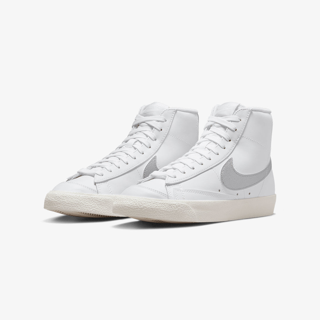 Ess white metallic – Nike | BLAZER MID '77 ESS { WHITE/METALLIC SILVER