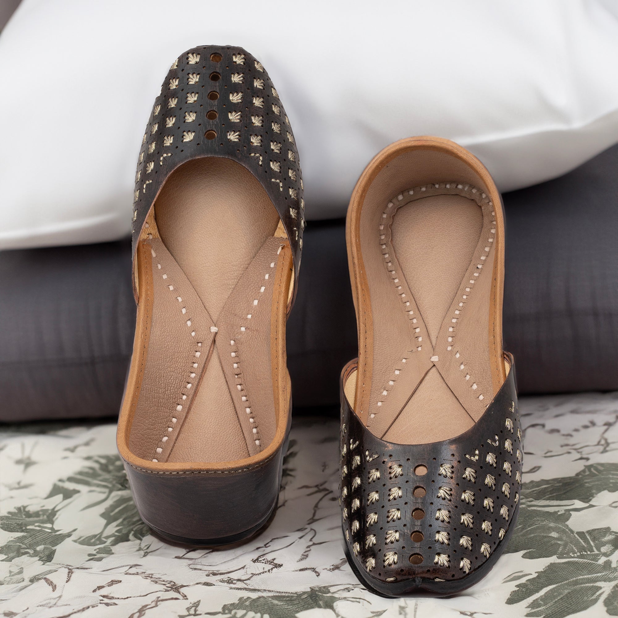 KORAKARI Black Starry Nights Women's Kolhapuri Leather Jutti