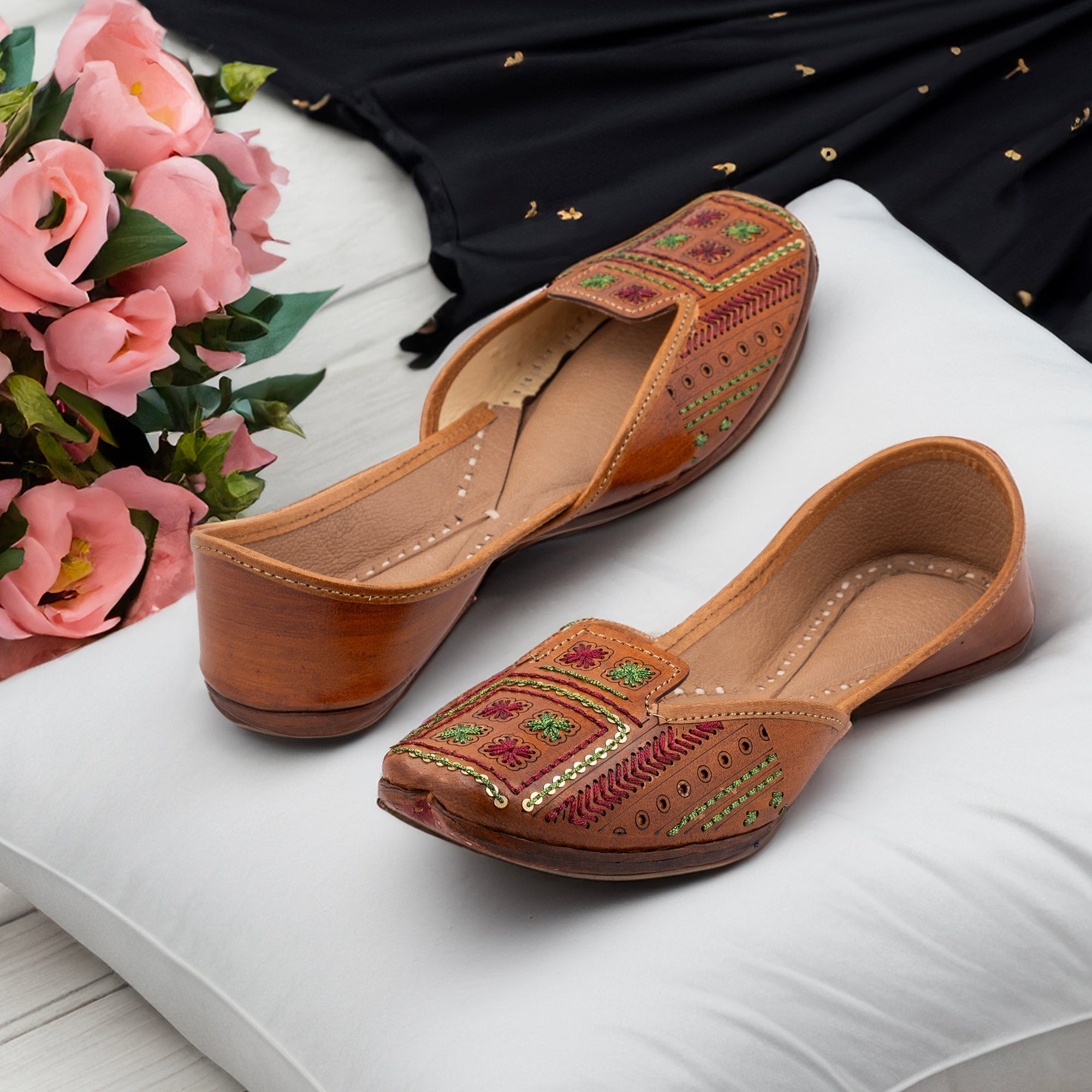 KORAKARI Artsy Tan Women's Kolhapuri Leather Jutti