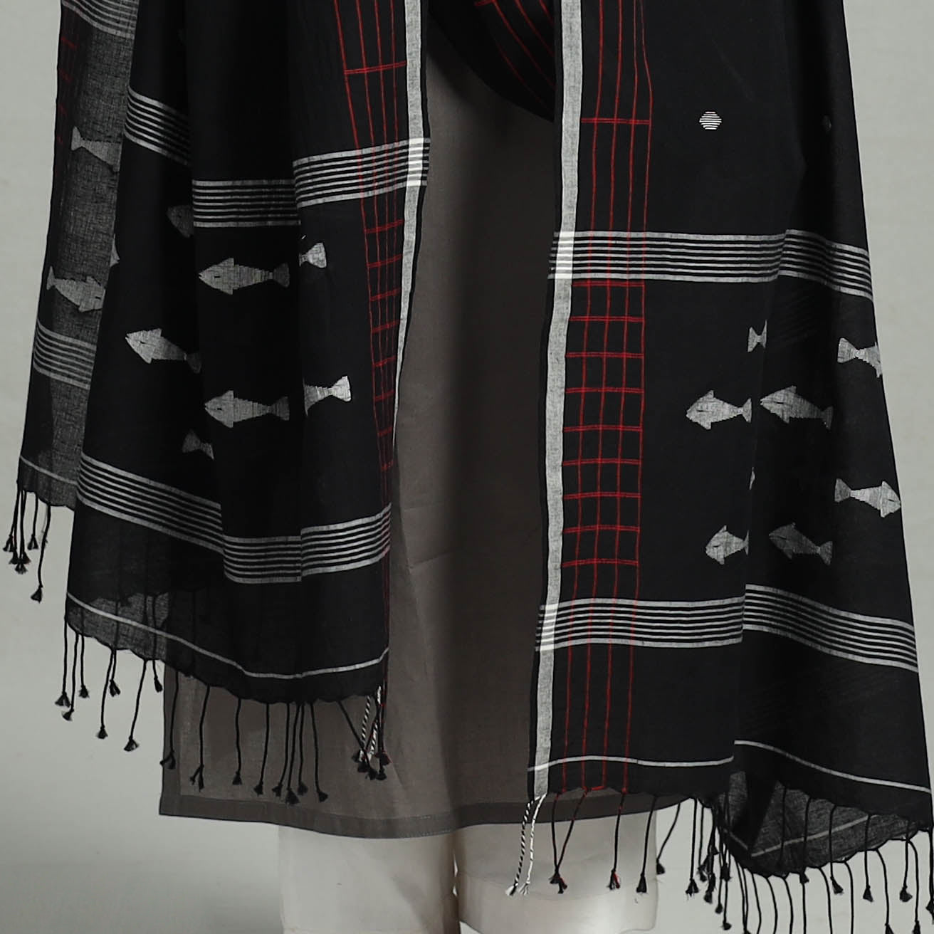 KHUSHBASH - HAPPY LOOM OF EAST Black - Handloom Cotton Burdwan Jamdani Dupatta 19 - view 4