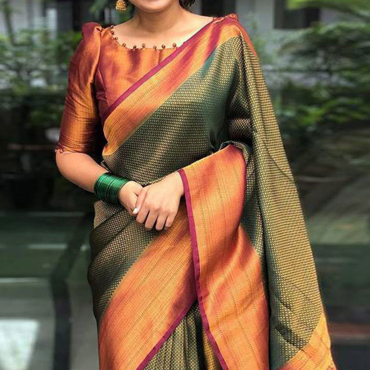 Peachmode Dark Green Woven Banarasi Silk Saree - view 2
