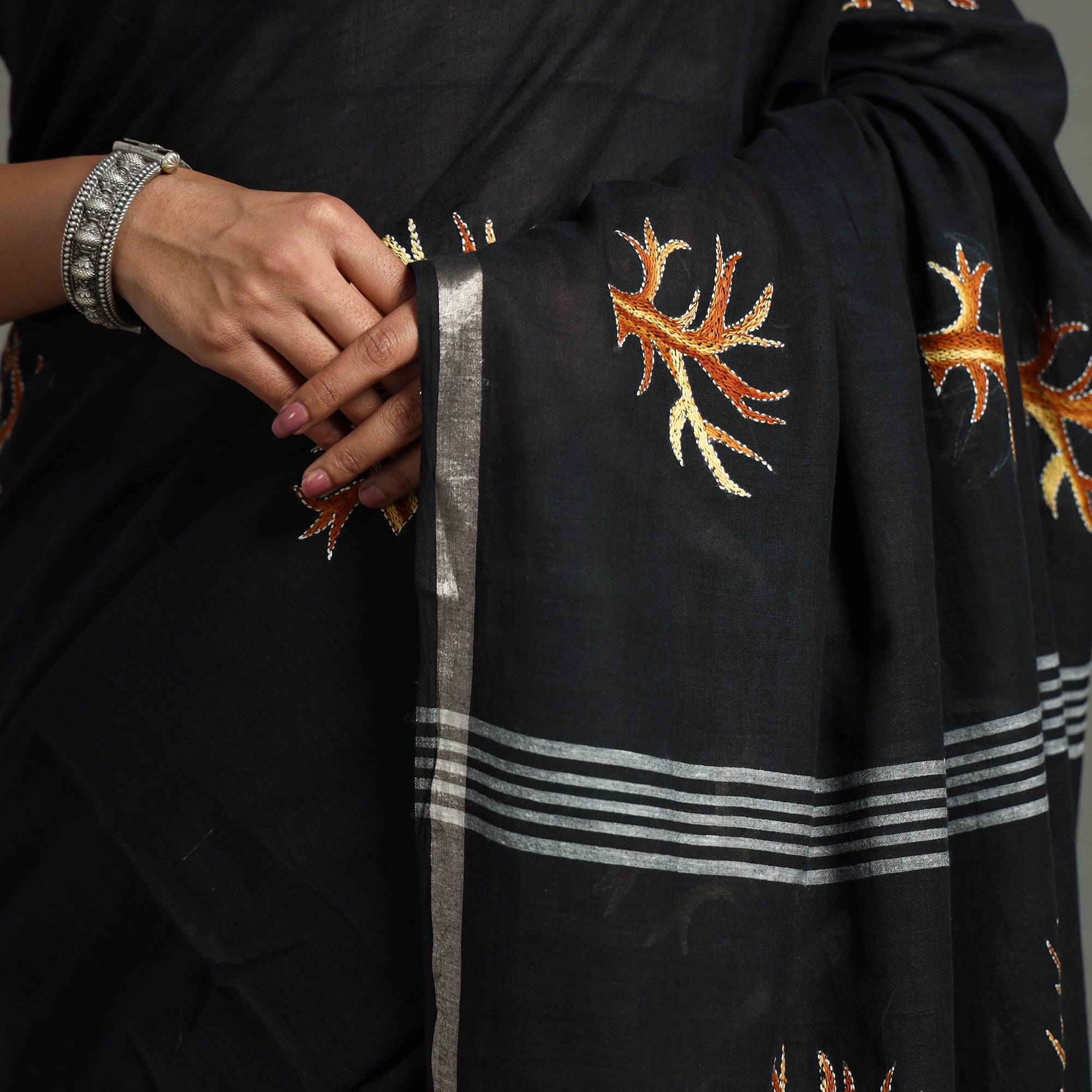 KHUSHBASH - HAPPY LOOM OF EAST Black - Bengal Kantha Embroidery Handloom Cotton Saree - view 4