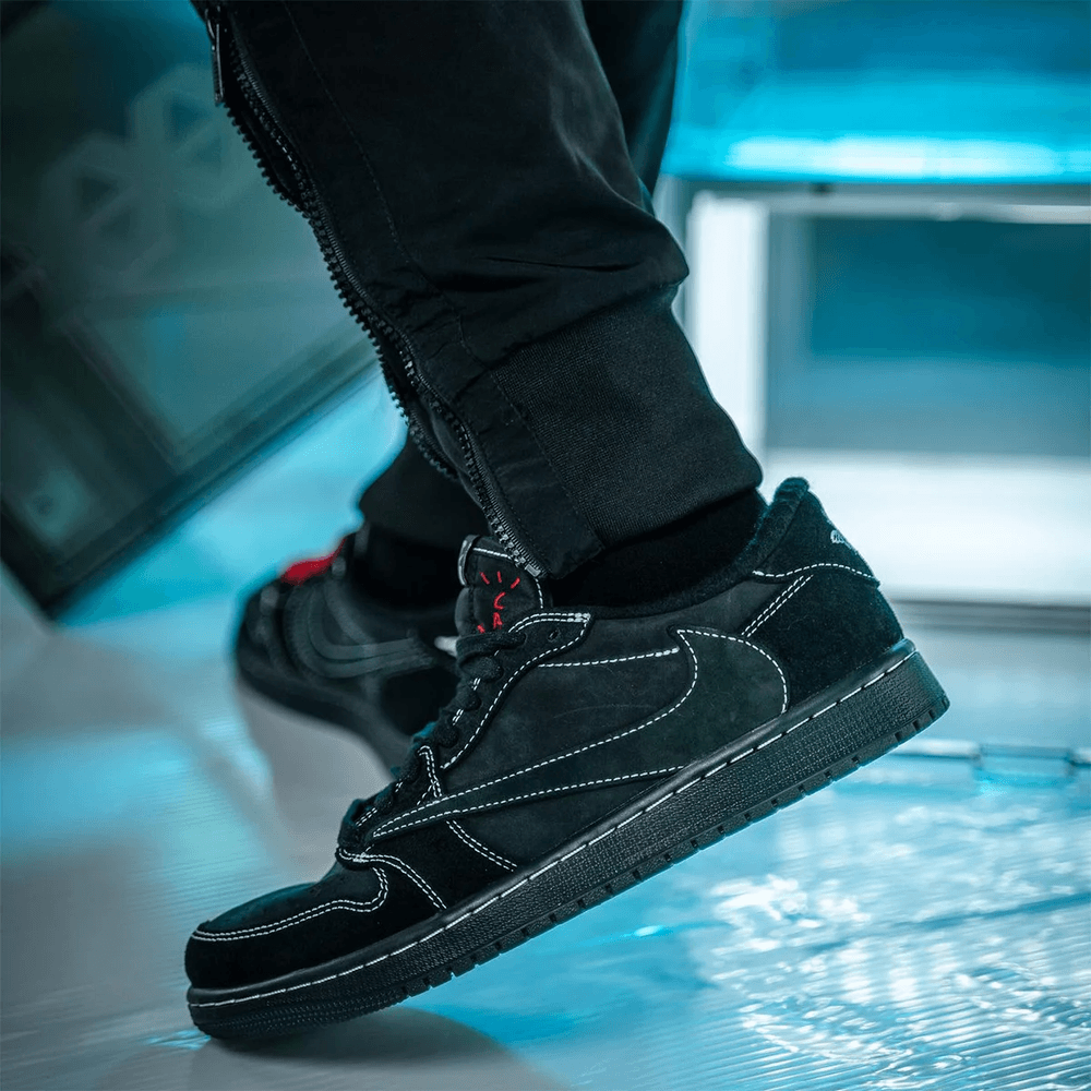 Kicks Machine Air Jordan 1 Low x Travis Scott Black Phantom - view 2