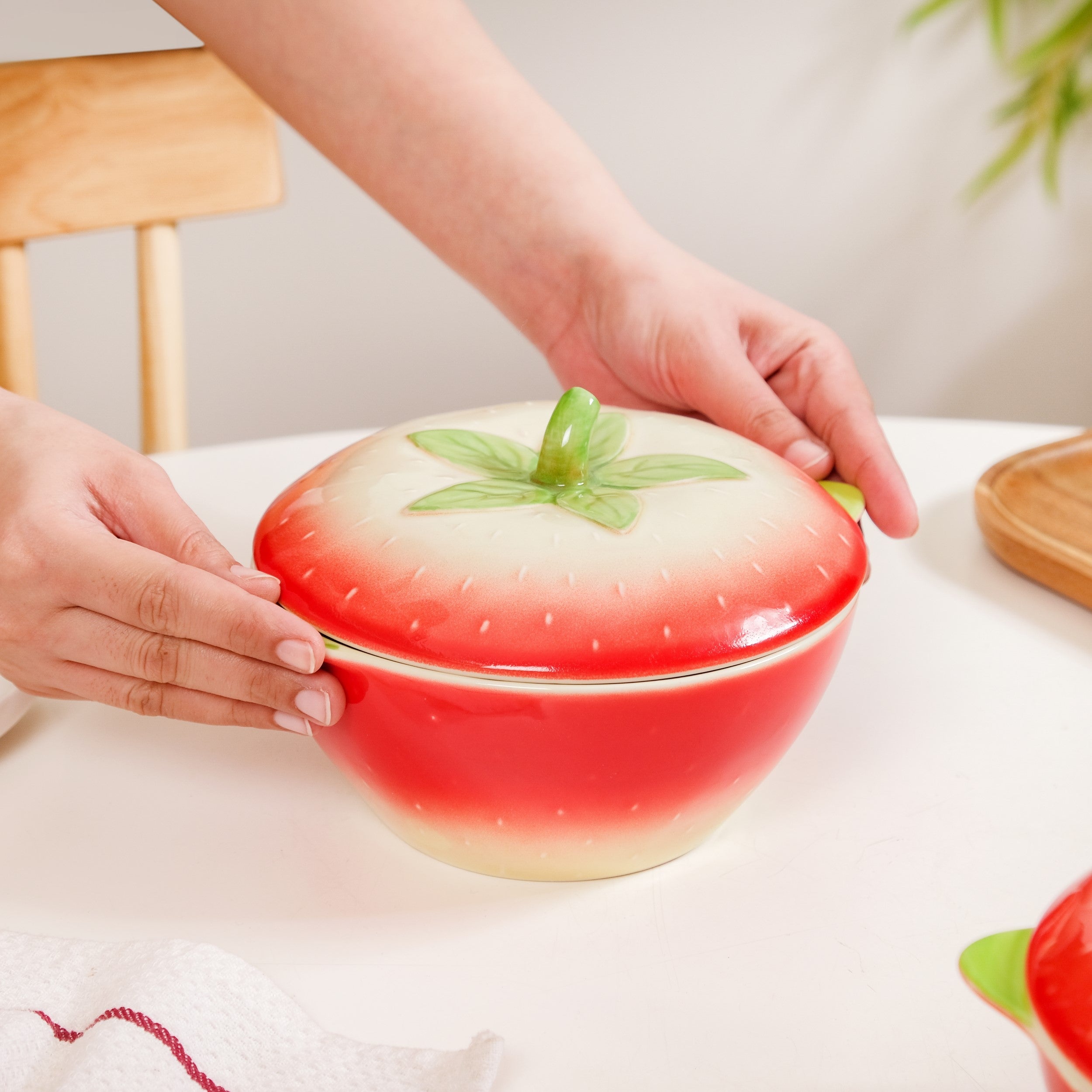 Nestasia Strawberry Ceramic Serving Bowl With Lid 900ml - view 10