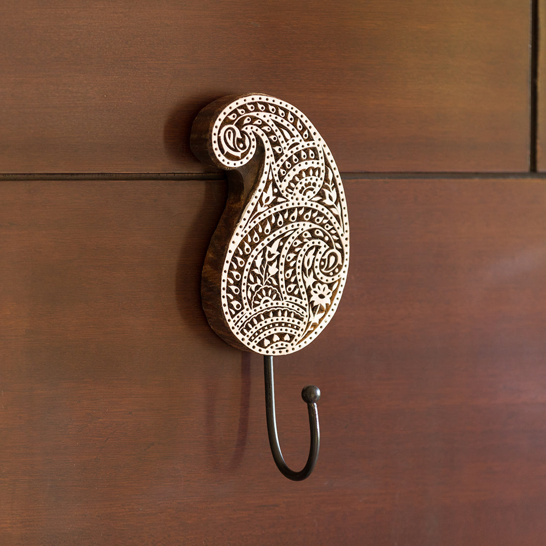 EXCLUSIVELANE 'Pleasant Paisley' Hand Carved Sheesham Wood Block Wall Hook & Towel Hanger