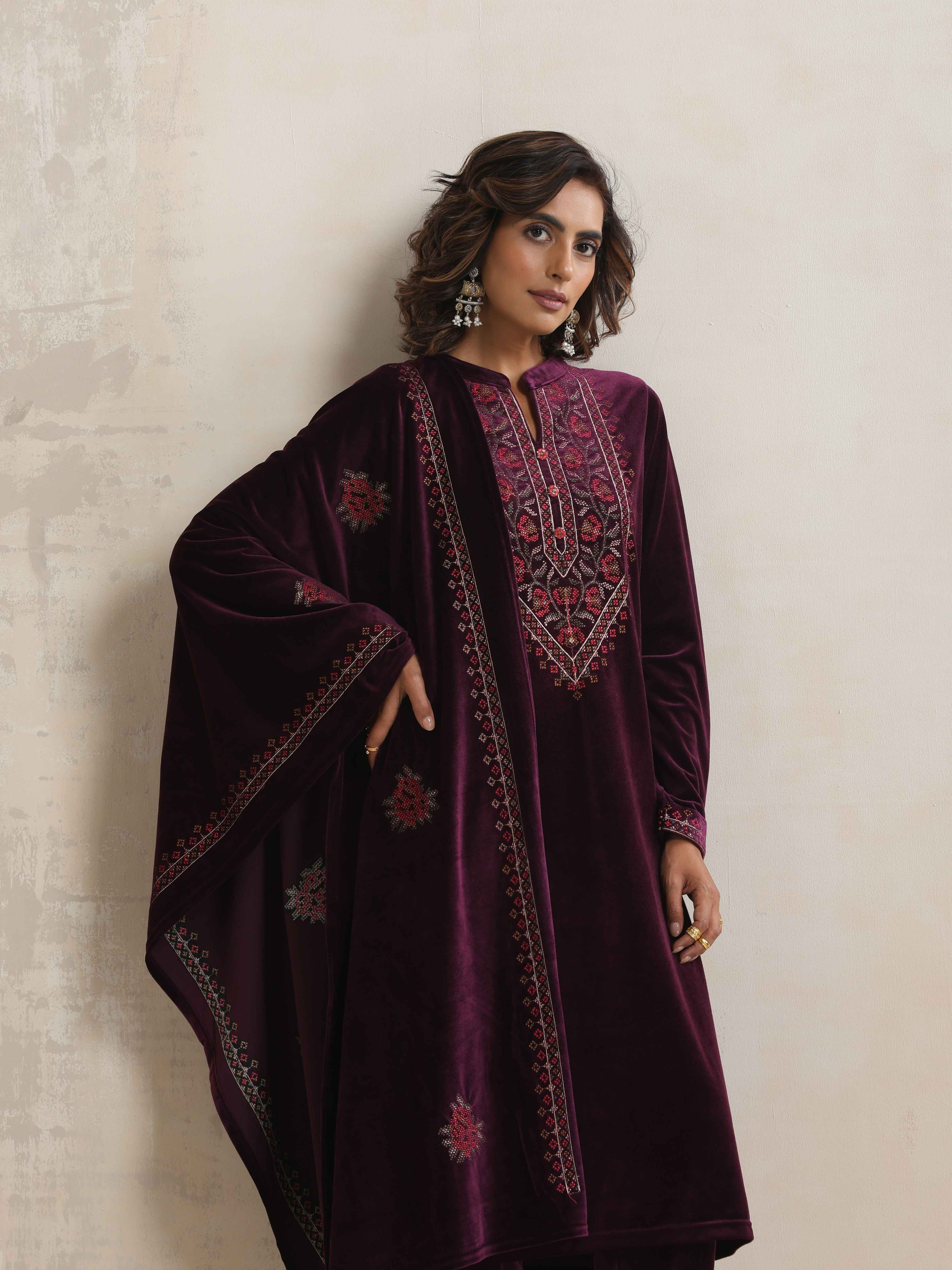 trueBrowns Purple Velvet Floral Embroidered Kurta Pant Dupatta Set - view 4