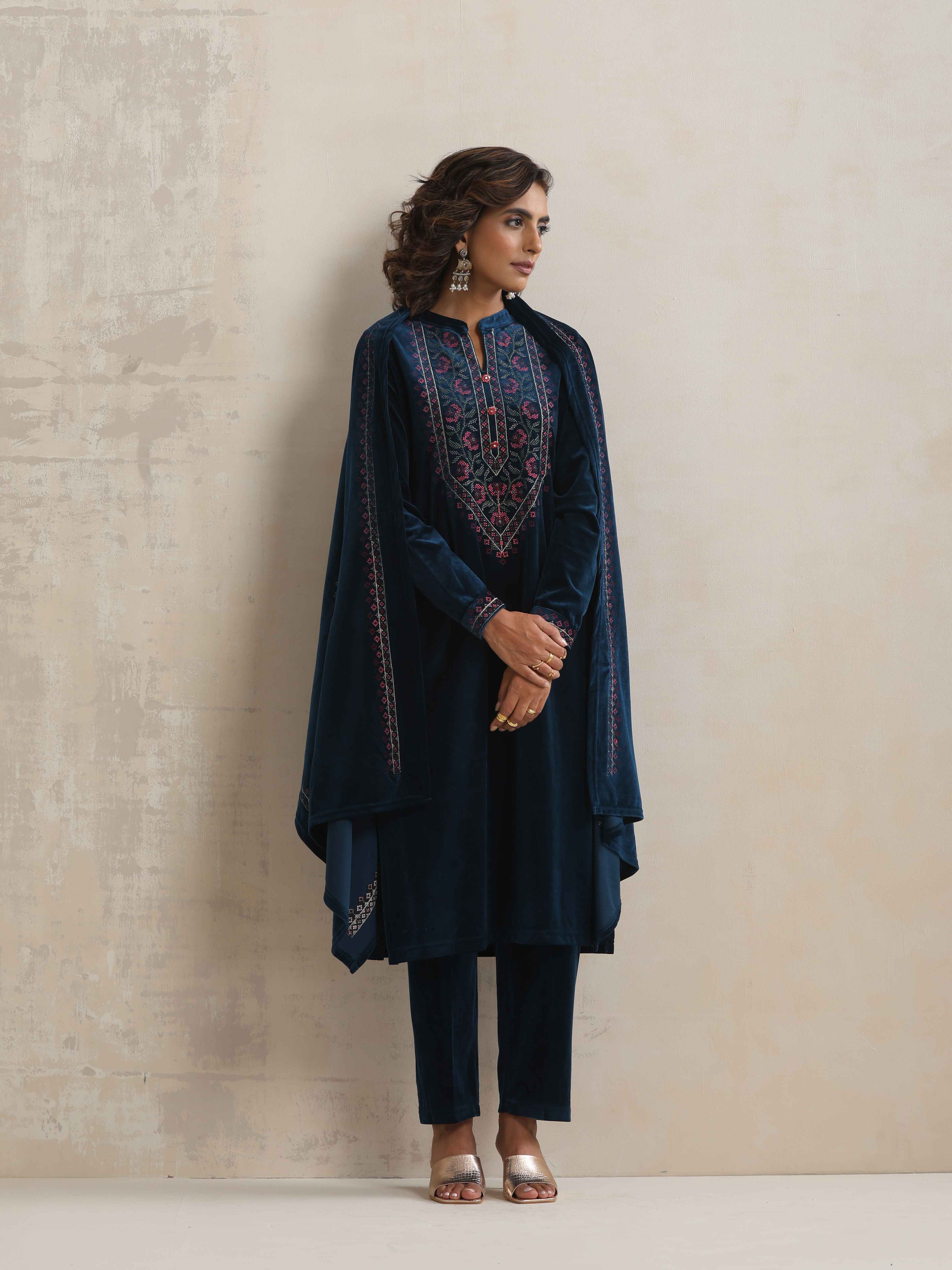 trueBrowns Blue Velvet Floral Embroidered Kurta Pant Dupatta Set - view 2