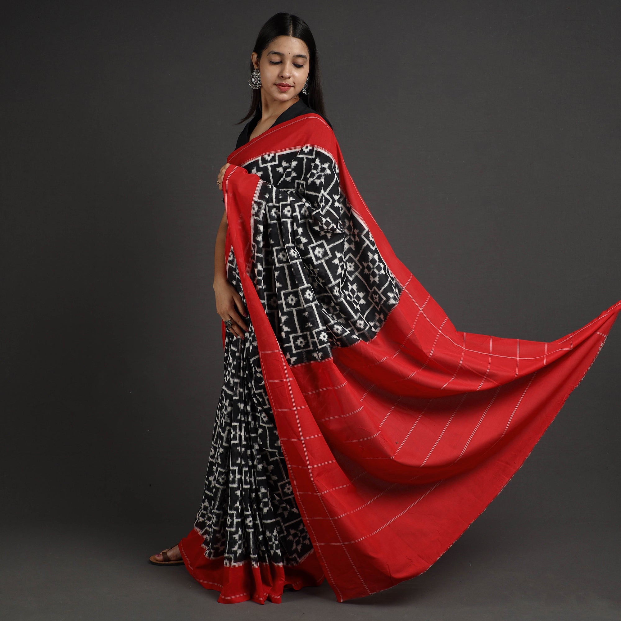 POCHAMPALLY IKAT WEAVES BY GOVARDHAN Black - Telia Rumal Pochampally Double Ikat Weave Handloom Cotton Saree - view 2