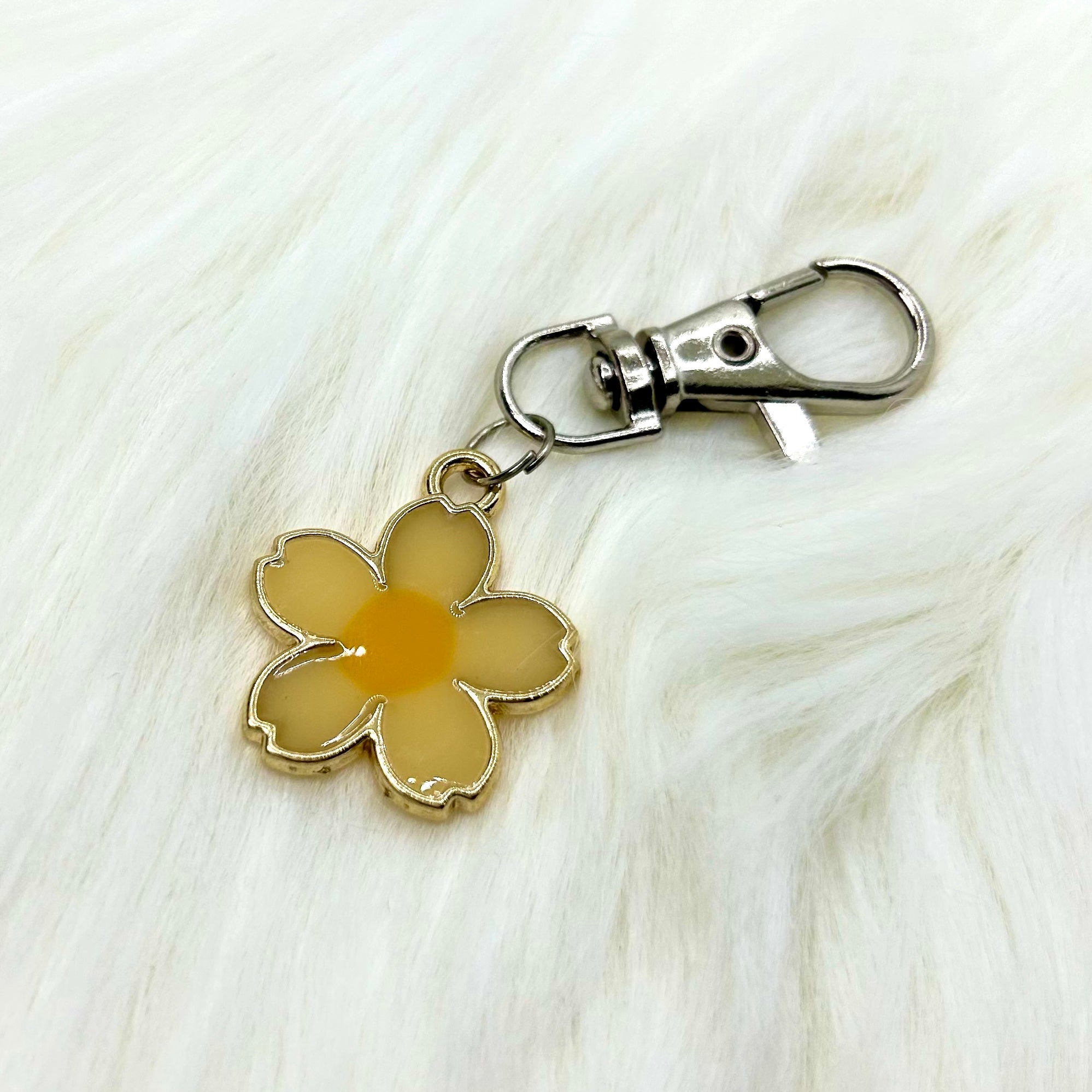 Casebasket Golden Daisy Phone Charm - view 2