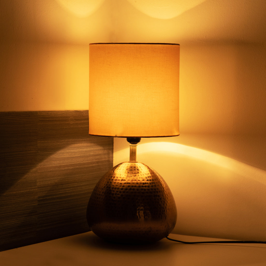 EXCLUSIVELANE 'Golden Droplet' Decorative Table Lamp (17.0 Inches, Iron) - view 2