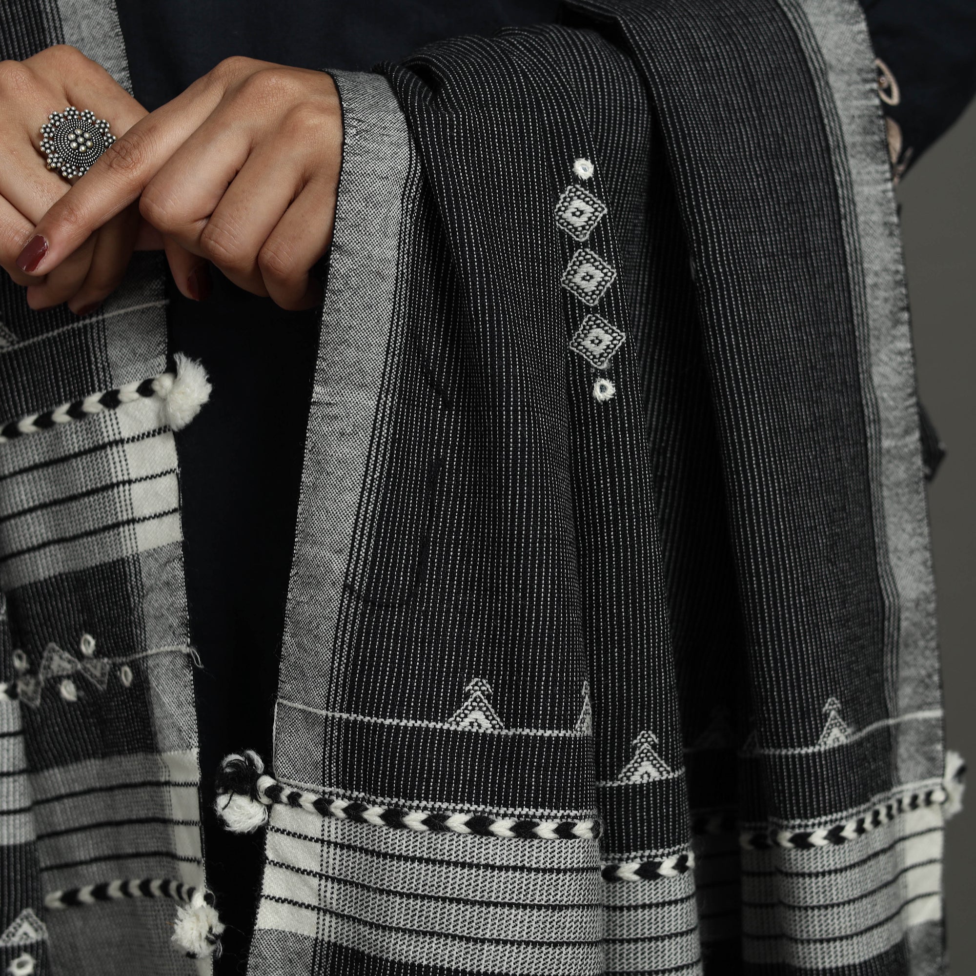 KACHCHH JI CHHAAP Black - Kutch Bhujodi Weaving Mirror Work Handloom Woolen Shawl 03 - view 5