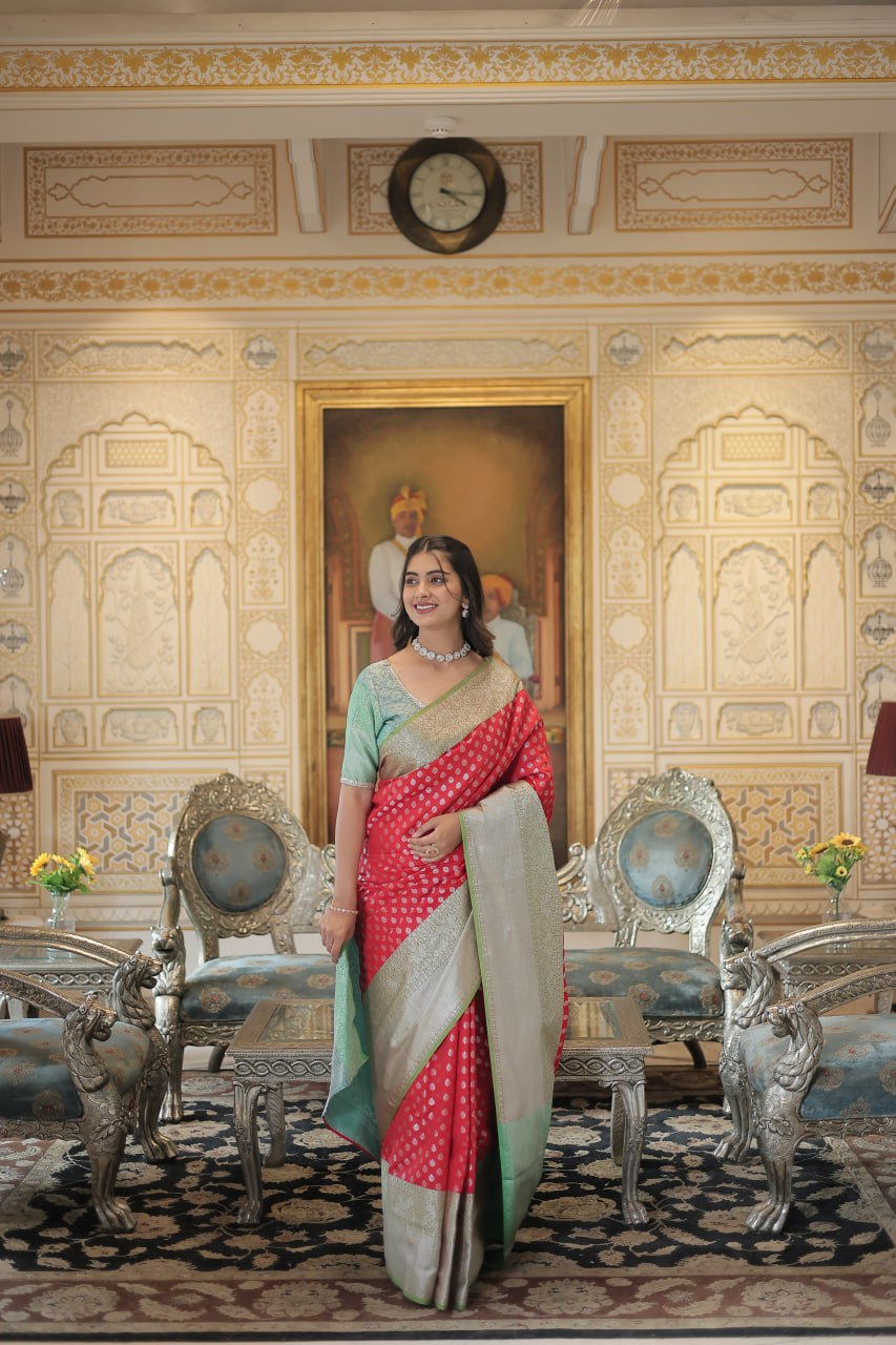 Clothsvilla Red Classic Kanjivaram Silk Saree with Zari Weaving - view 2
