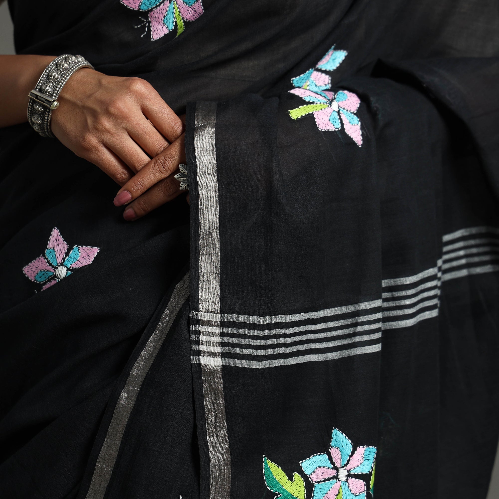 KHUSHBASH - HAPPY LOOM OF EAST Black - Bengal Kantha Embroidery Handloom Cotton Saree - view 4