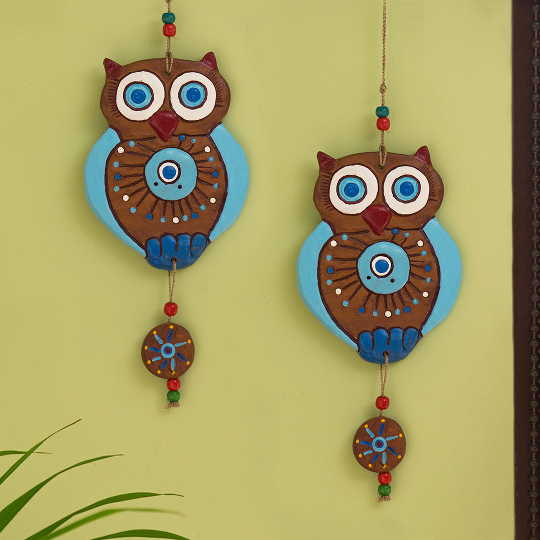 EXCLUSIVELANE 'Wise Owls' Handmade & Handpainted Terracotta Decorative Wall Hangings (Set of 2)