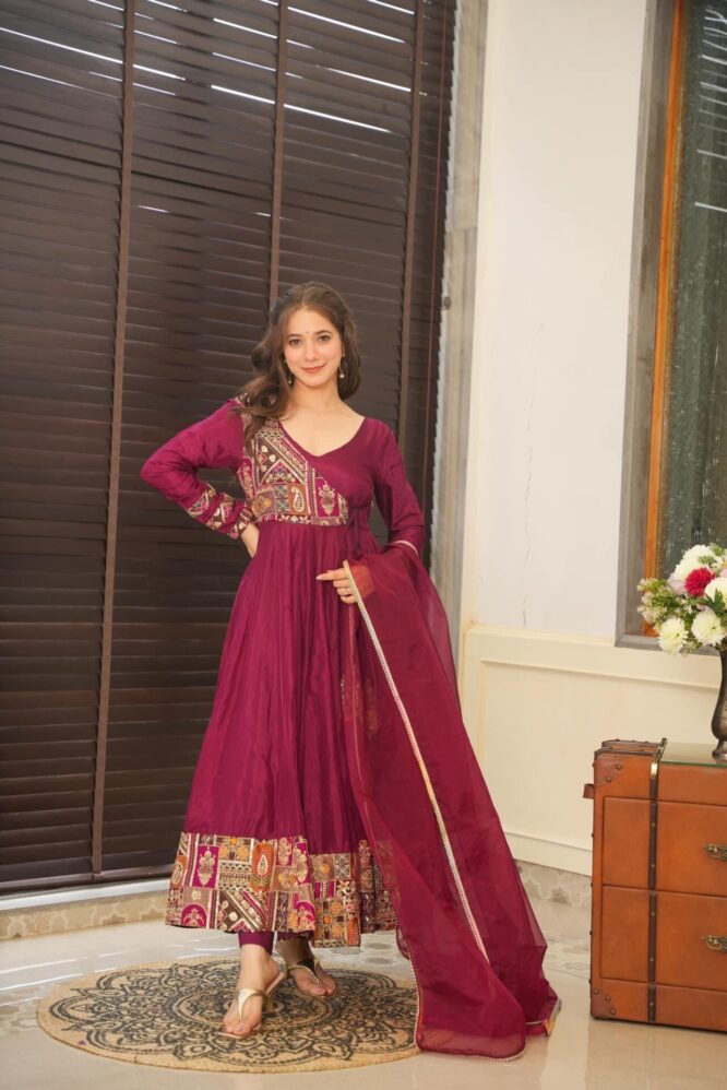 Idaho-o Eeswari silk heavy suit set - view 2