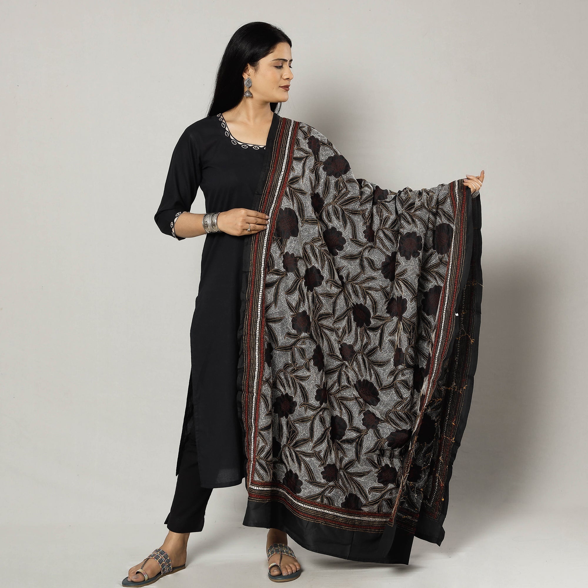 KHUSHBASH - HAPPY LOOM OF EAST Black - Bengal Nakshi Kantha Embroidery Tussar Silk Handloom Dupatta