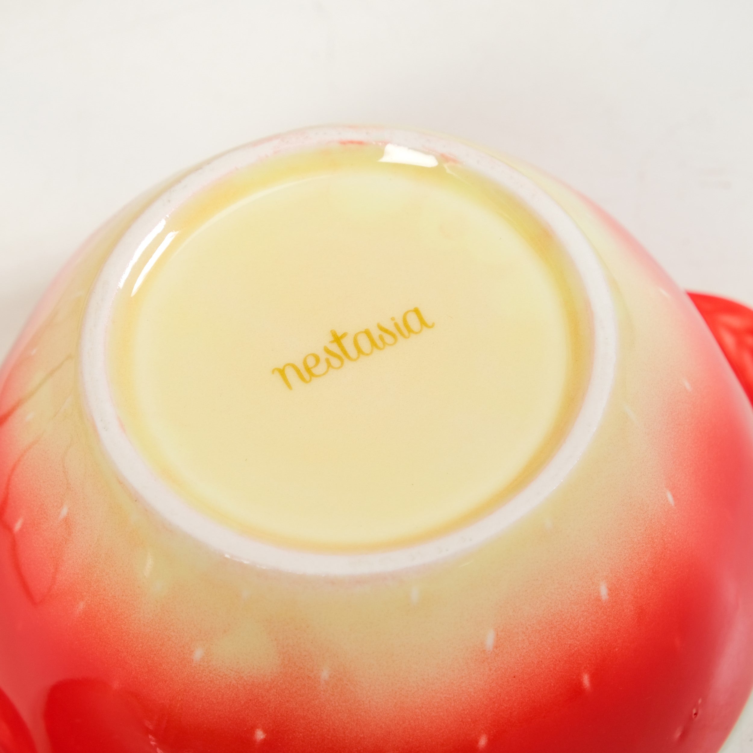 Nestasia Strawberry Ceramic Serving Bowl With Lid 900ml - view 9