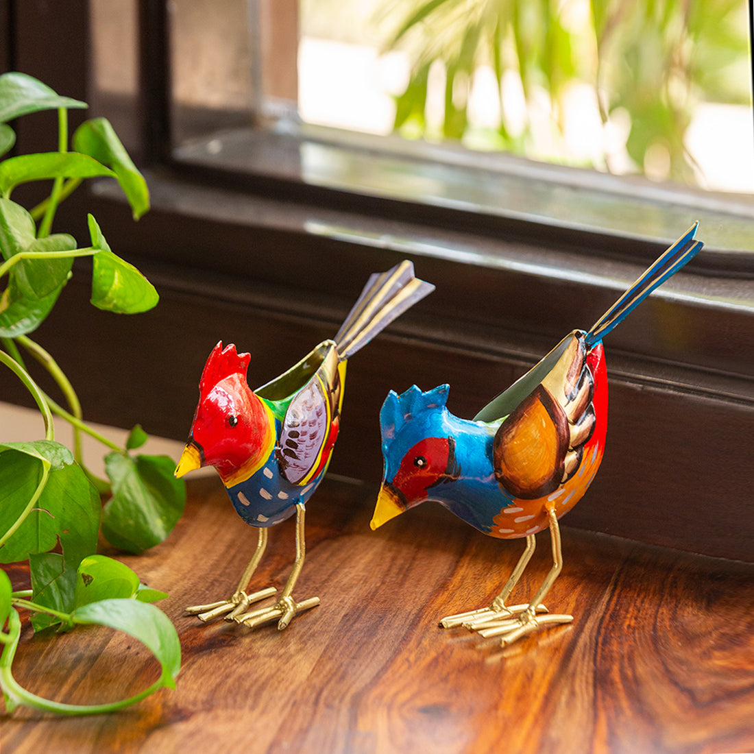 EXCLUSIVELANE 'Bird Buddies' Handpainted Garden Decorative Showpieces In Metal (Set of 2, 6 Inch)