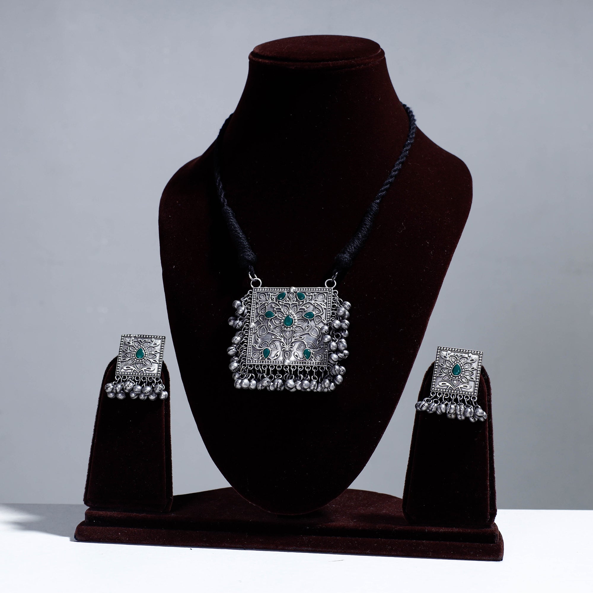 WHITE RIVER STORIES Antique Silver Finish Oxidised Brass Base Stone Work Necklace Set