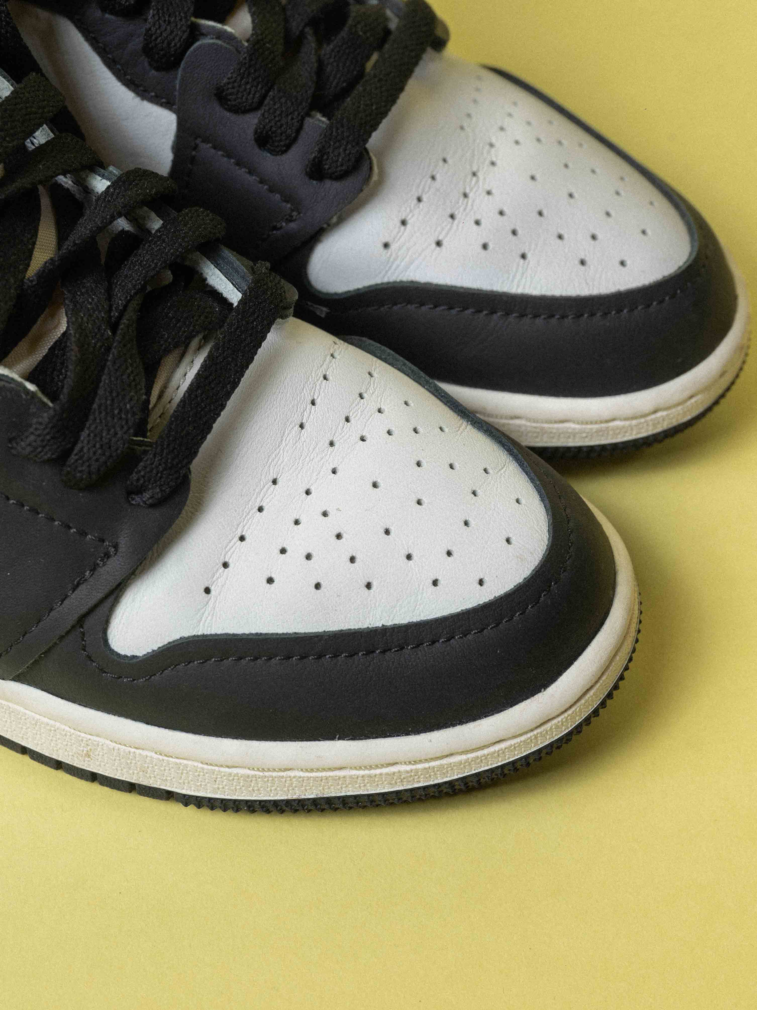 Nike Air Jordan 1 Retro High White Black Volt University Gold - view 2
