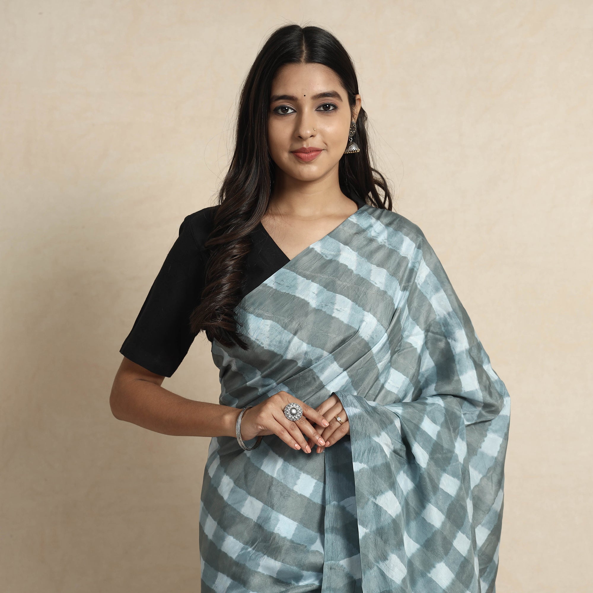 LEHARIYA BY BADSHAH MIYAN Grey - Leheriya Tie-Dye Mulberry Silk Handloom Saree - view 3