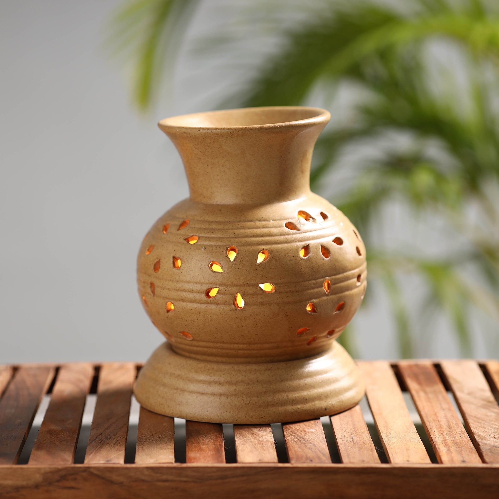 ITOKRI CRAFTS INITIATIVE Handcrafted Ceramic Electrical Aroma Diffuser (7 inches)