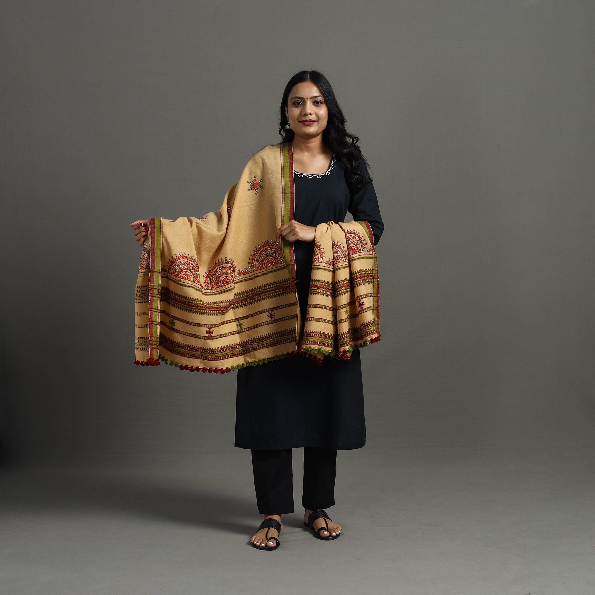 VANKAR BHIMJI KANJI Beige - Kutch Neran Hand Embroidery Mirror Work Woollen Shawl 107 - view 2