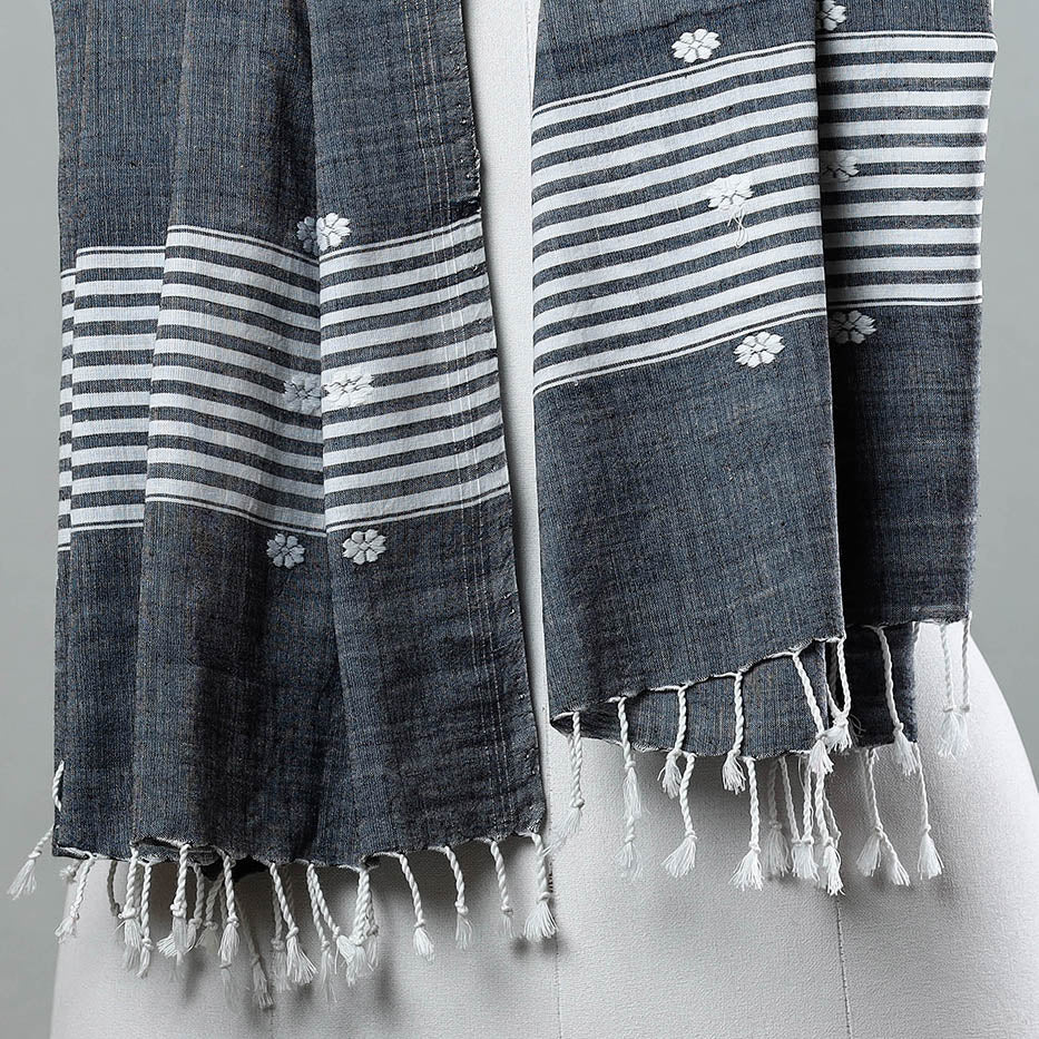 ANTARAN - CRAFTS OF INDIA Black - Assam Weave Handloom Cotton Thread Motifs Stole with Tassels - view 4
