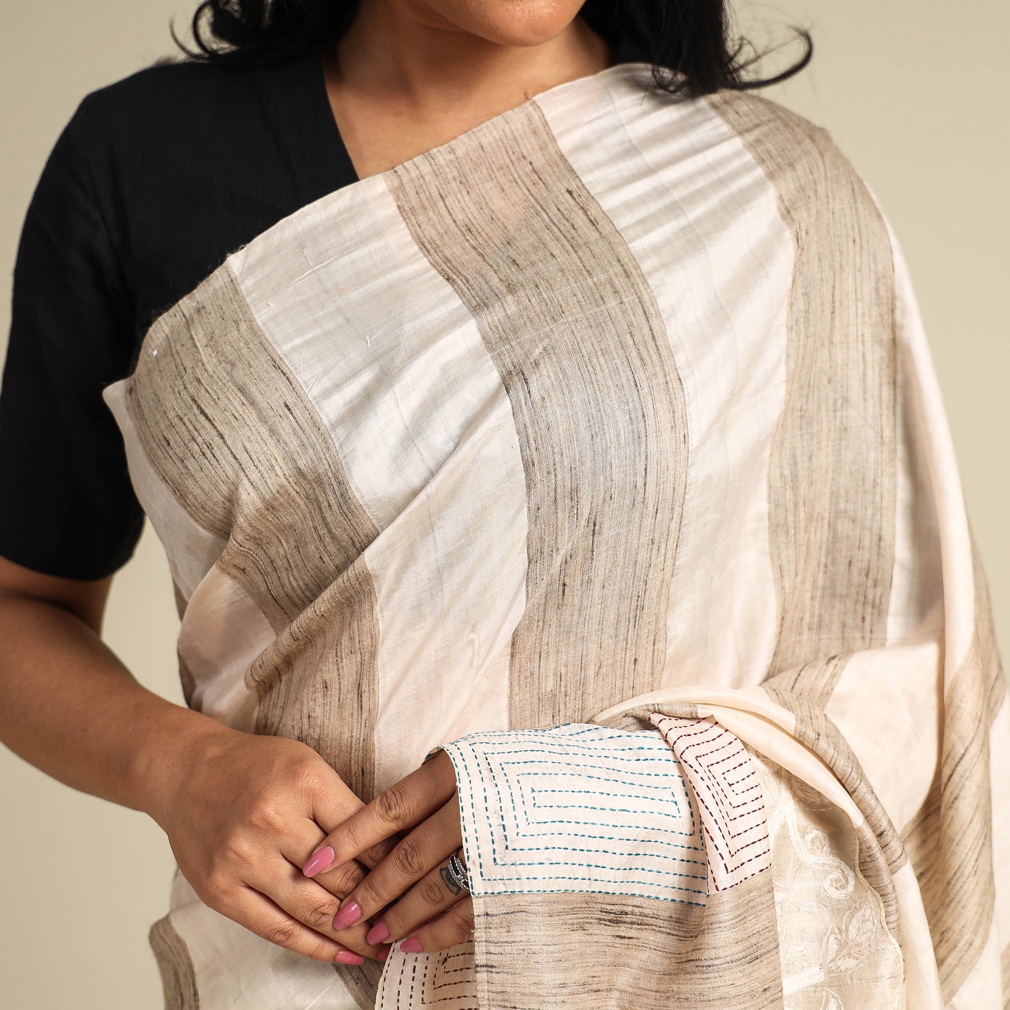 KHUSHBASH - HAPPY LOOM OF EAST Beige - Bengal Kantha Hand Embroidery Handloom Katan Silk Saree 28 - view 5