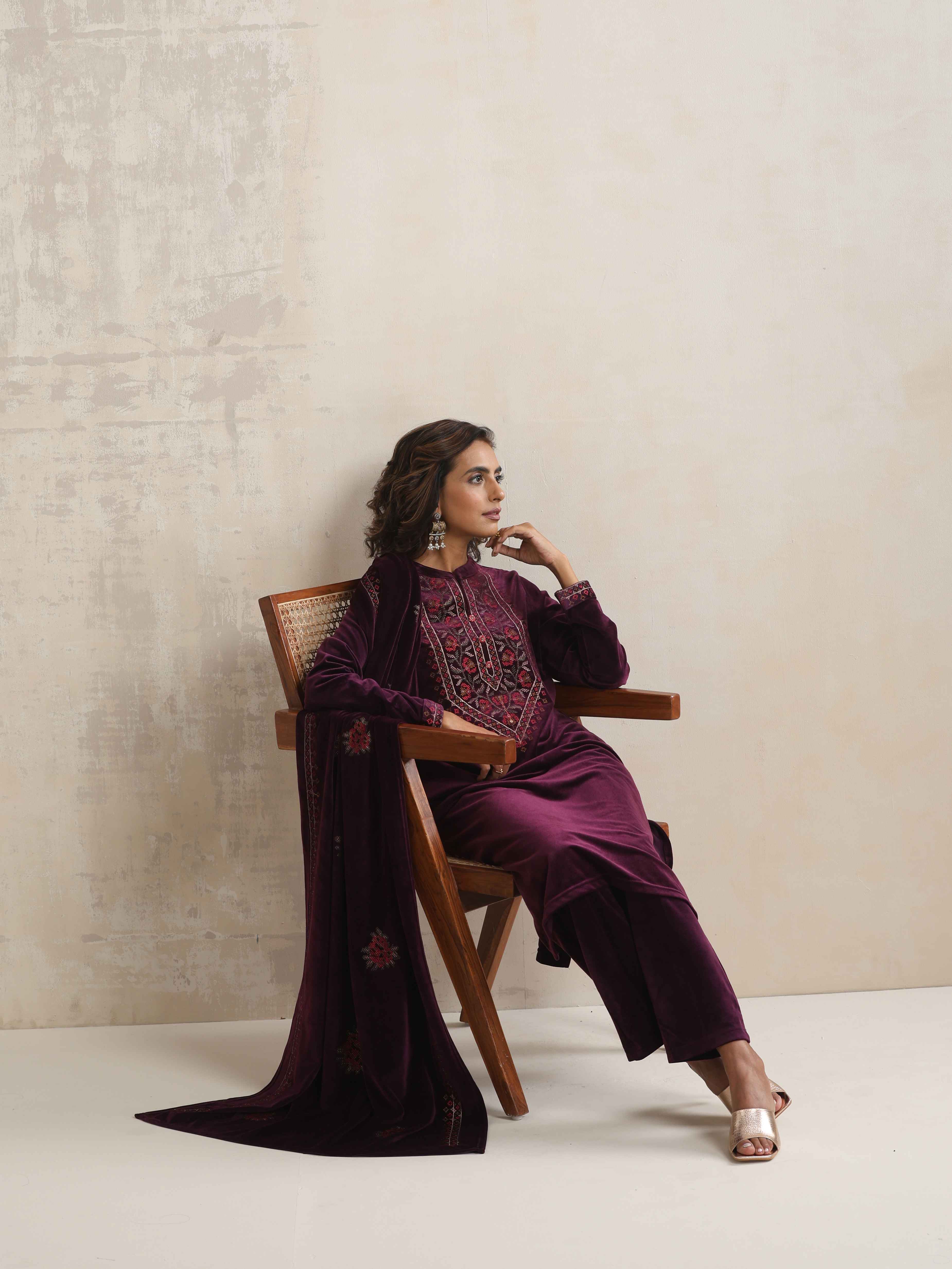 trueBrowns Purple Velvet Floral Embroidered Kurta Pant Dupatta Set - view 12